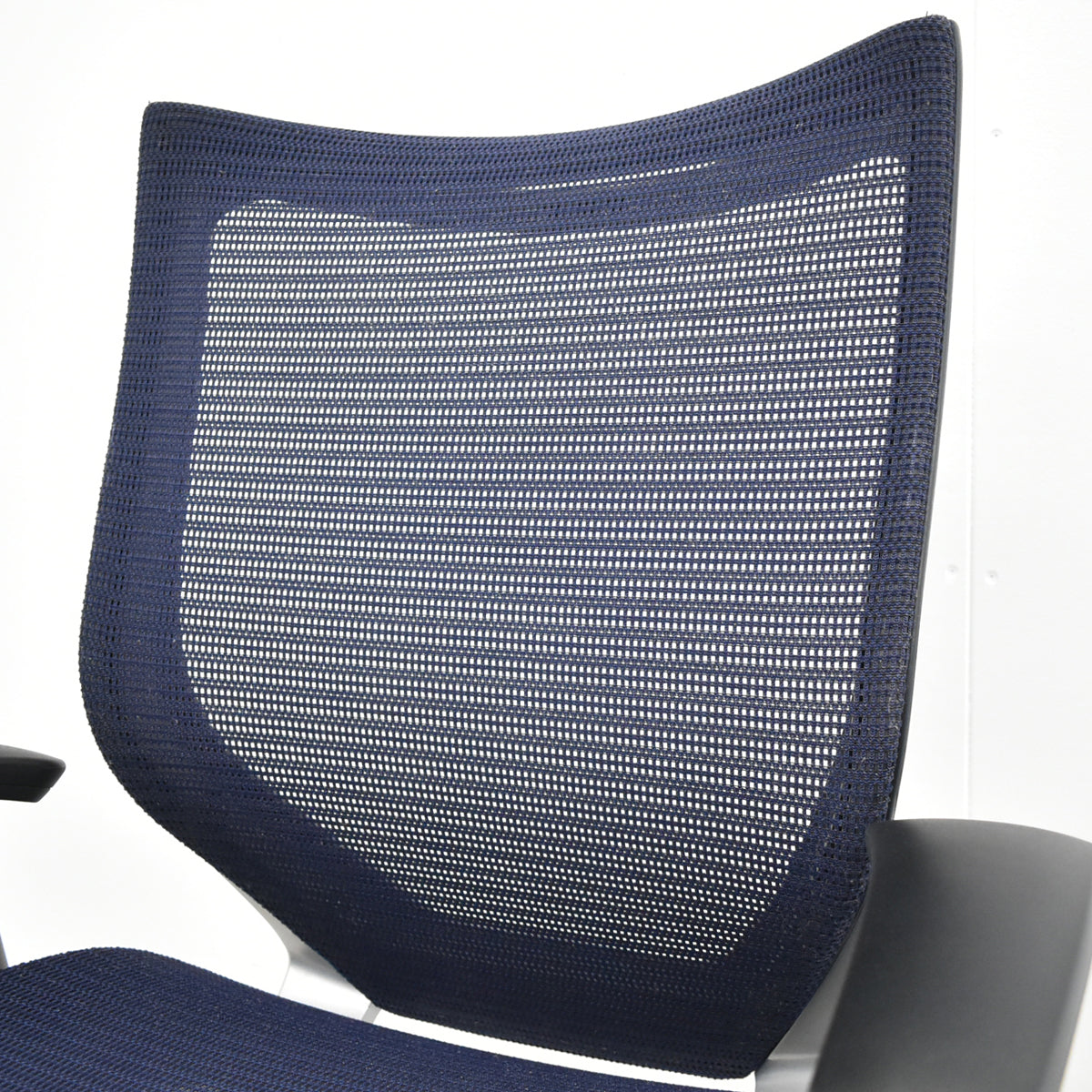 【中古】オカムラ　バロン　ローバック　固定肘（肘パット新品）昇降ガス新品　ダークブルー　2025120302【中古オフィス家具】