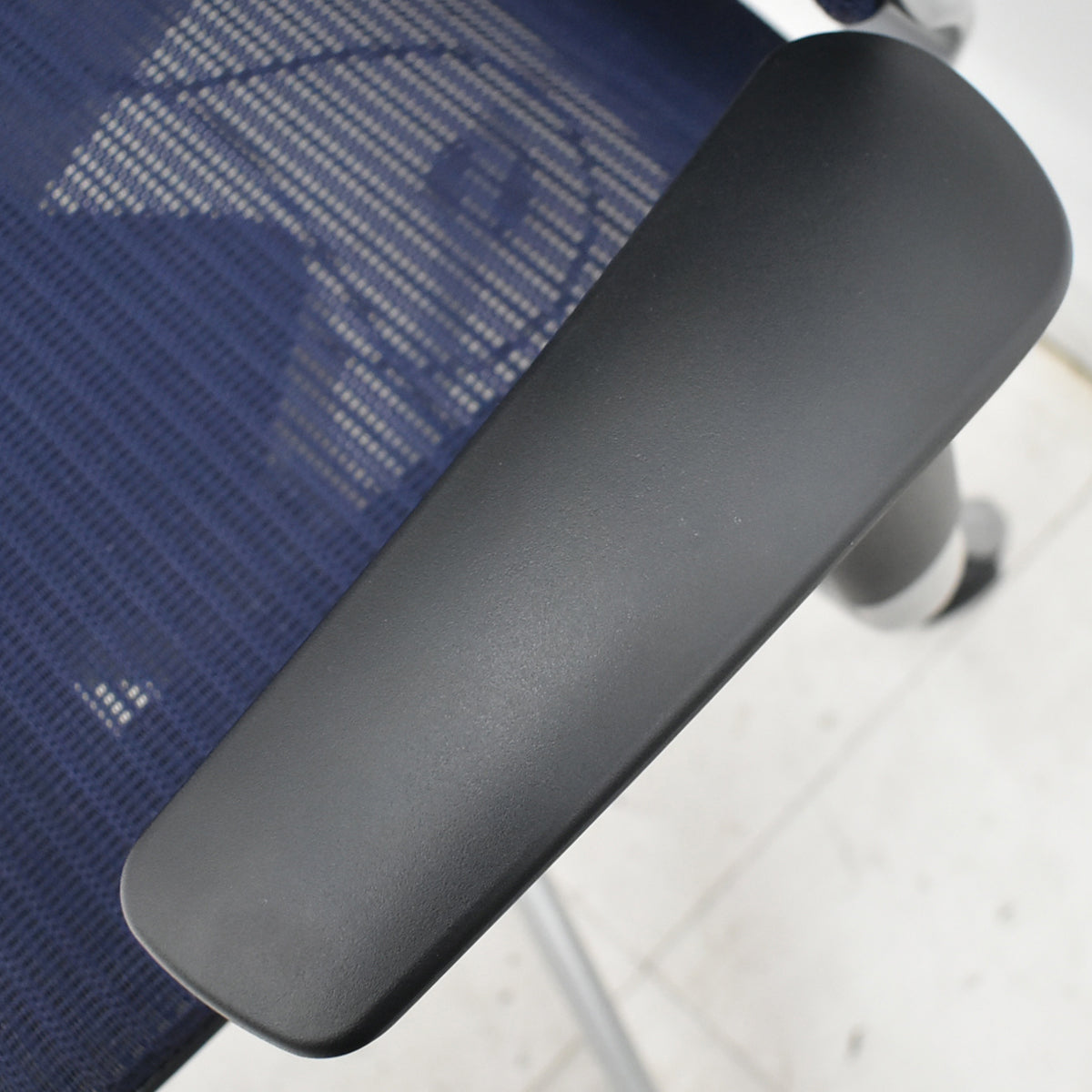 【中古】オカムラ　バロン　ローバック　固定肘（肘パット新品）昇降ガス新品　ダークブルー　2025120302【中古オフィス家具】