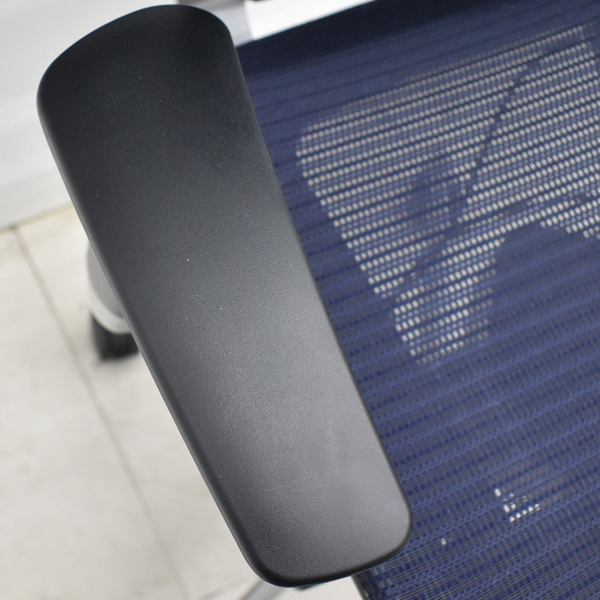 【中古】オカムラ　バロン　ローバック　固定肘（肘パット新品）昇降ガス新品　ダークブルー　2025120302【中古オフィス家具】