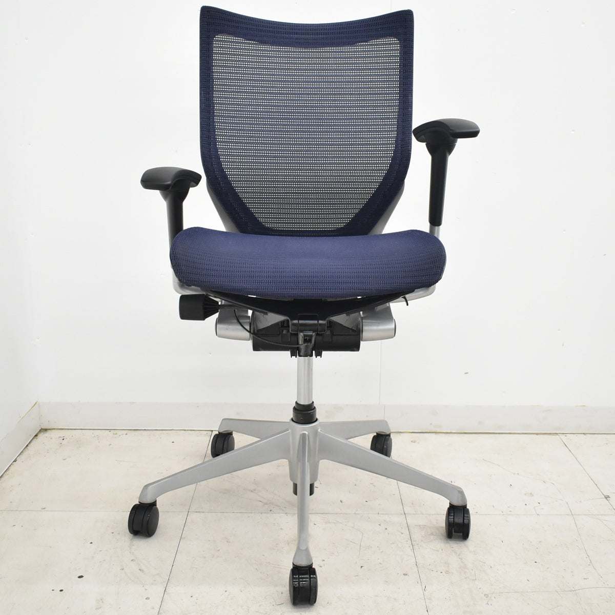 【中古】オカムラ　バロン　ローバック　固定肘（肘パット新品）昇降ガス新品　ダークブルー　2025120302【中古オフィス家具】