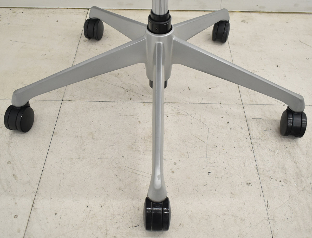 【中古】オカムラ　バロン　ローバック　固定肘（肘パット新品）昇降ガス新品　ダークブルー　2025120302【中古オフィス家具】