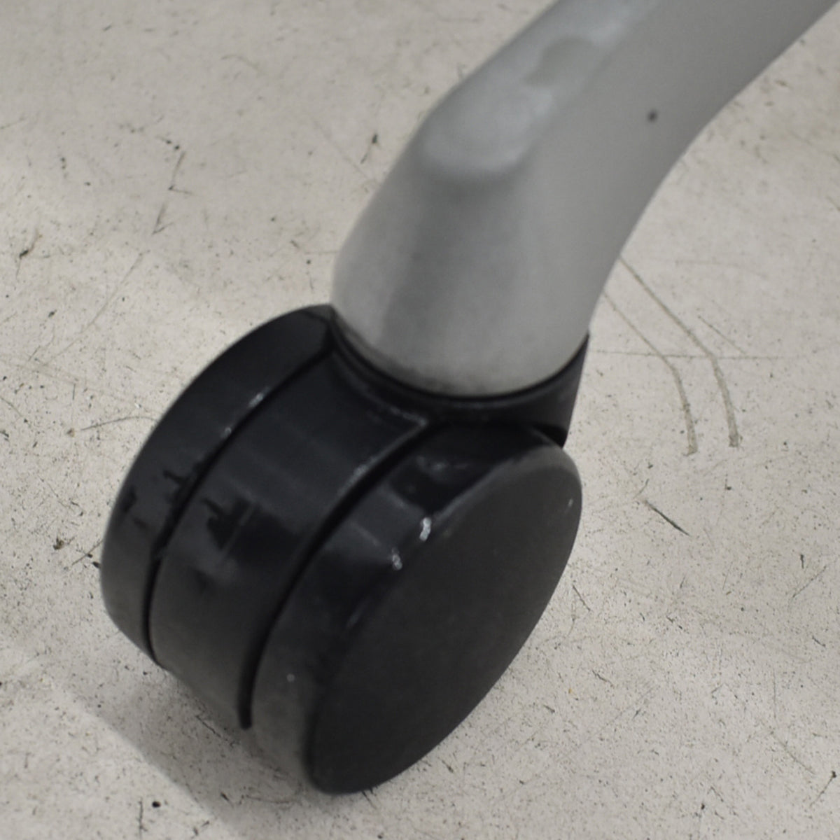 【中古】オカムラ　バロン　ローバック　固定肘（肘パット新品）昇降ガス新品　ダークブルー　2025120302【中古オフィス家具】