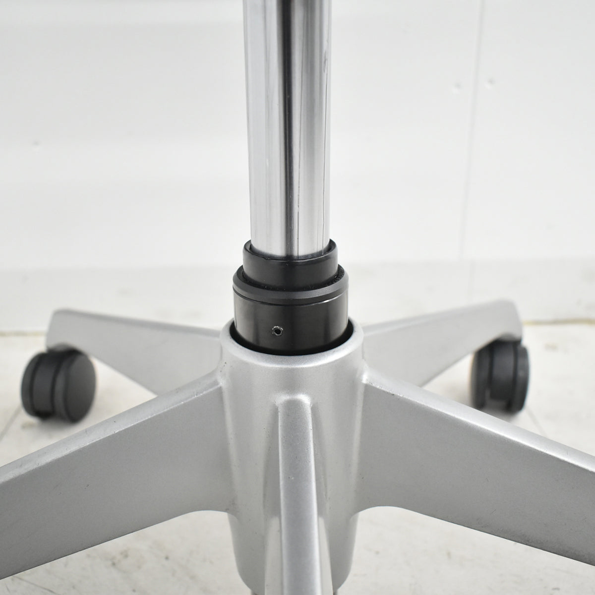 【中古】オカムラ　バロン　ローバック　固定肘（肘パット新品）昇降ガス新品　ダークブルー　2025120302【中古オフィス家具】