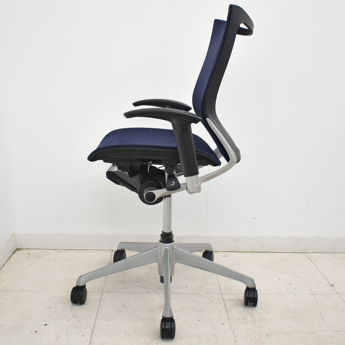 【中古】オカムラ　バロン　ローバック　固定肘（肘パット新品）昇降ガス新品　ダークブルー　2025120302【中古オフィス家具】