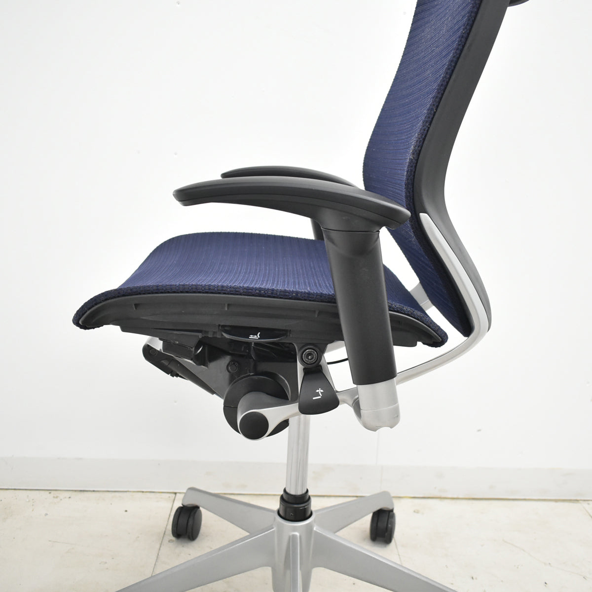 【中古】オカムラ　バロン　ローバック　固定肘（肘パット新品）昇降ガス新品　ダークブルー　2025120302【中古オフィス家具】