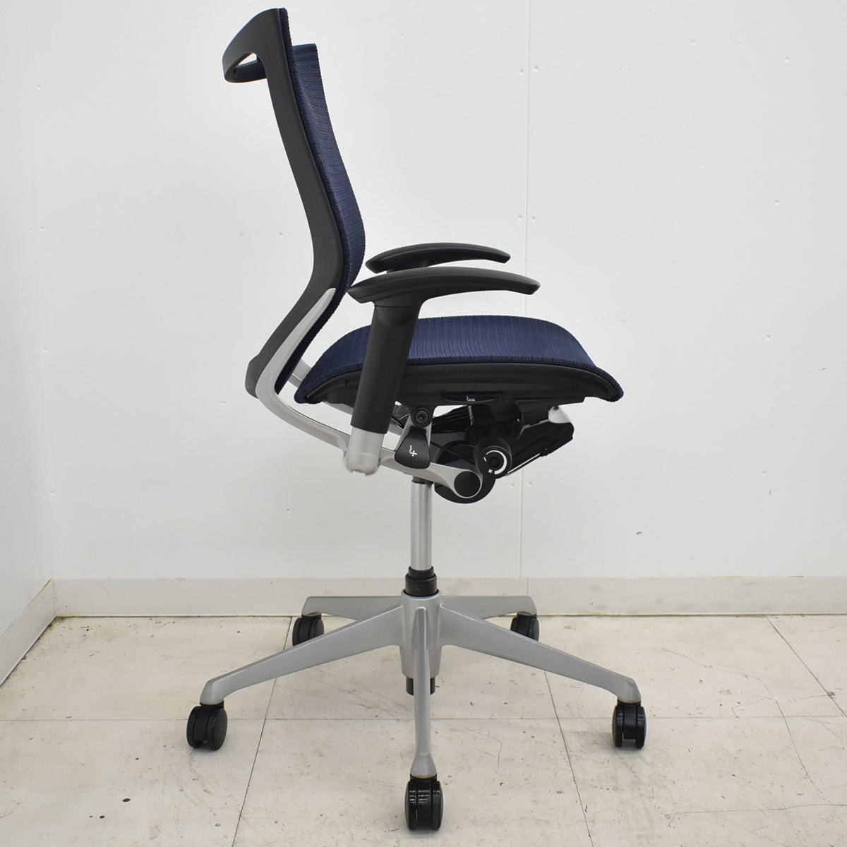 【中古】オカムラ　バロン　ローバック　固定肘（肘パット新品）昇降ガス新品　ダークブルー　2025120302【中古オフィス家具】