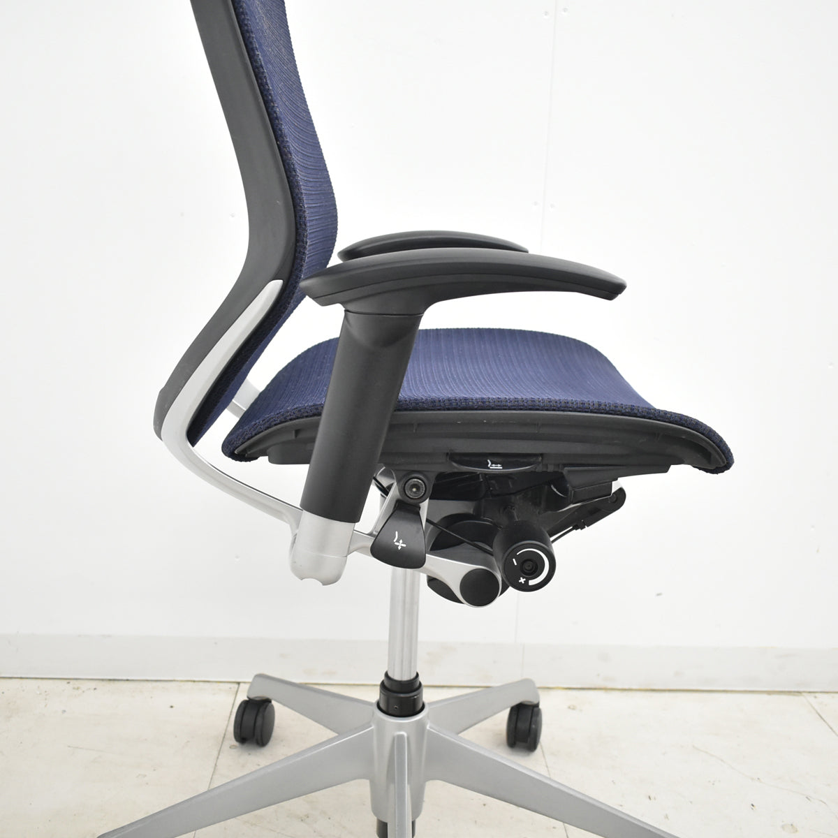 【中古】オカムラ　バロン　ローバック　固定肘（肘パット新品）昇降ガス新品　ダークブルー　2025120302【中古オフィス家具】