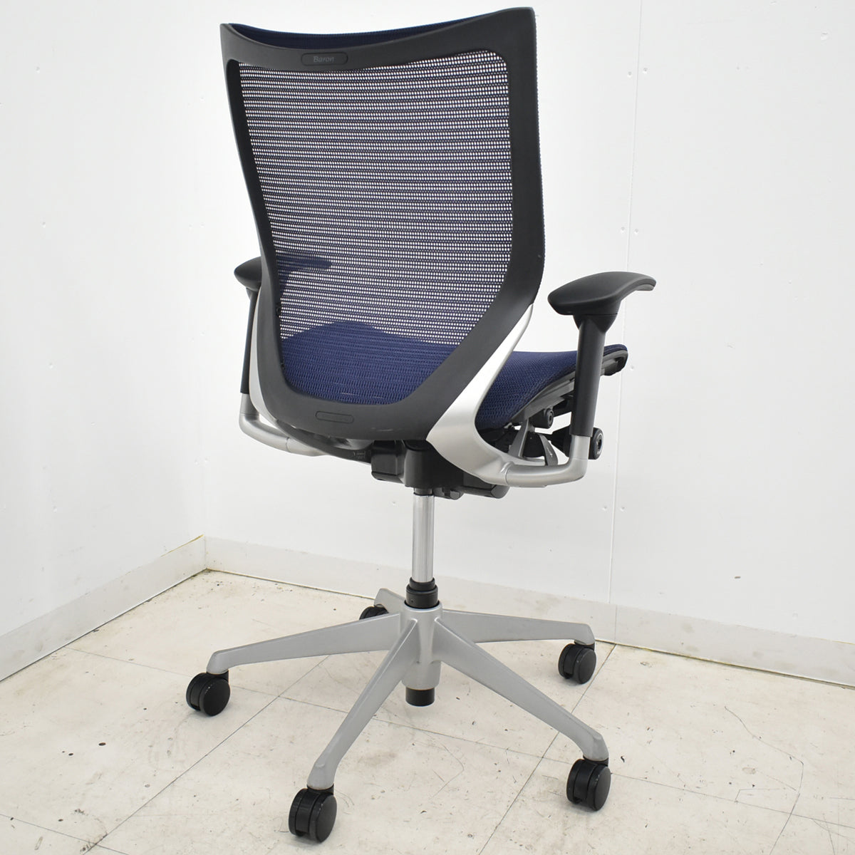 【中古】オカムラ　バロン　ローバック　固定肘（肘パット新品）昇降ガス新品　ダークブルー　2025120302【中古オフィス家具】