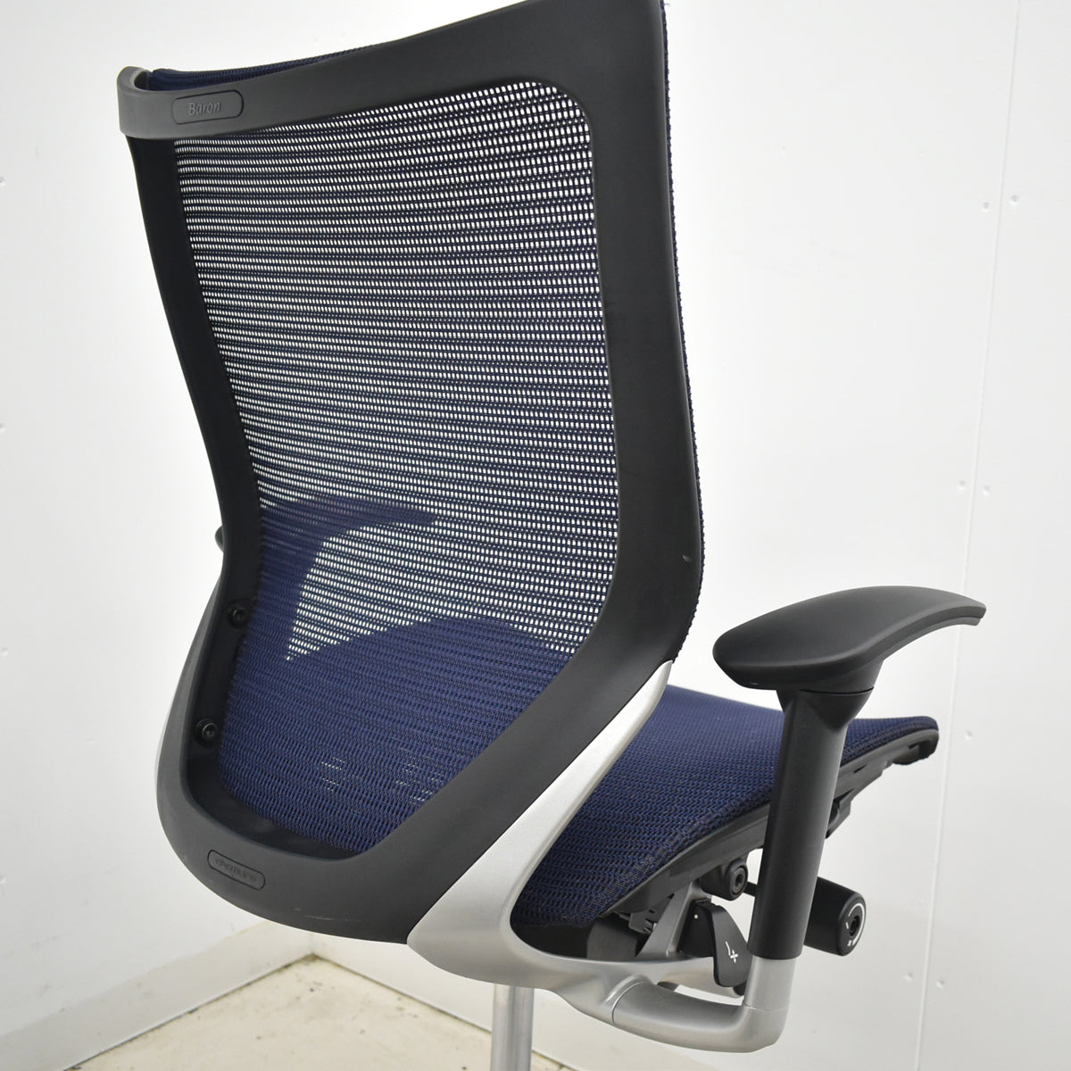 【中古】オカムラ　バロン　ローバック　固定肘（肘パット新品）昇降ガス新品　ダークブルー　2025120302【中古オフィス家具】