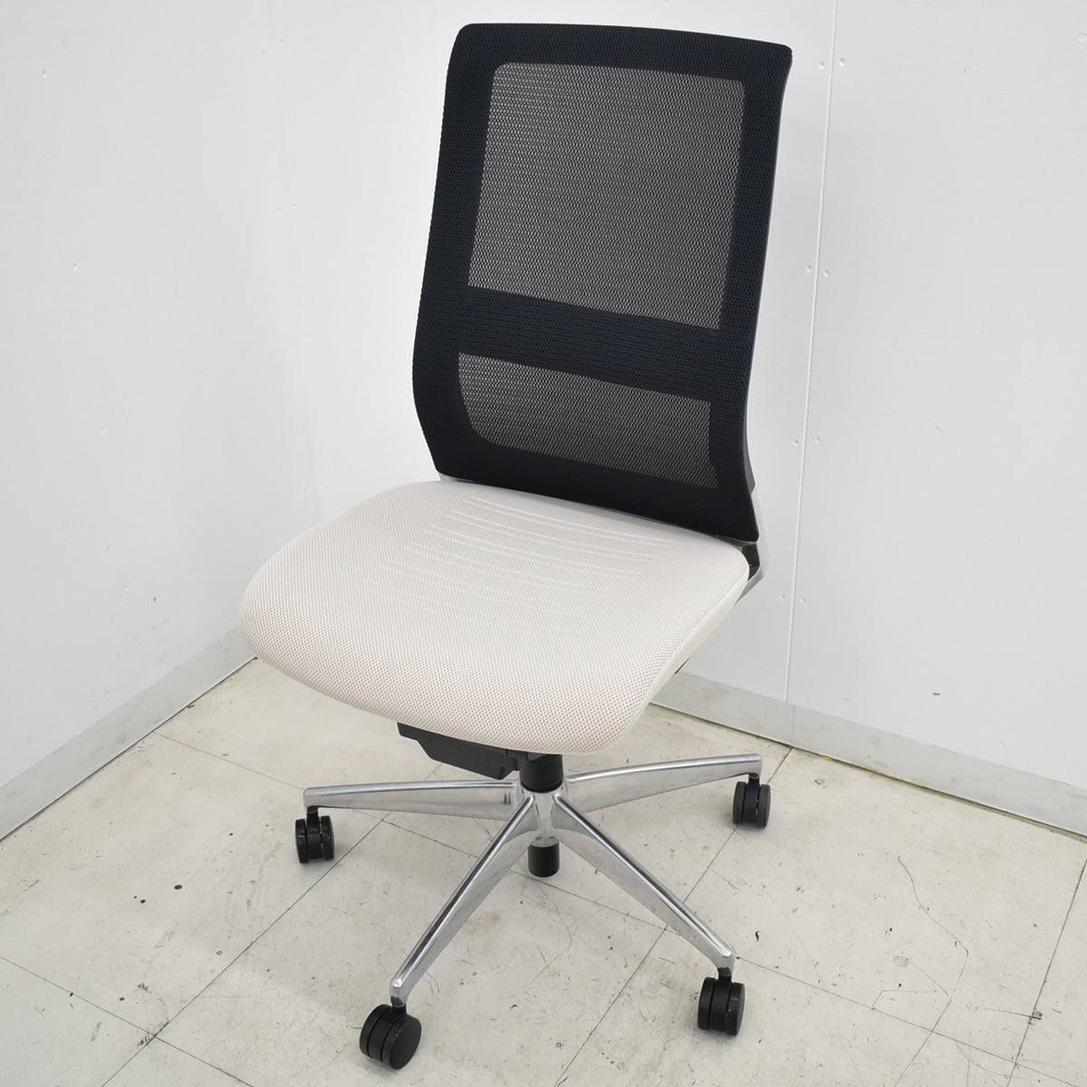 【中古】コクヨ　エアフォート　肘なし　エアランバーサポート　ポリッシュ　アイボリー　2025120303【中古オフィス家具】