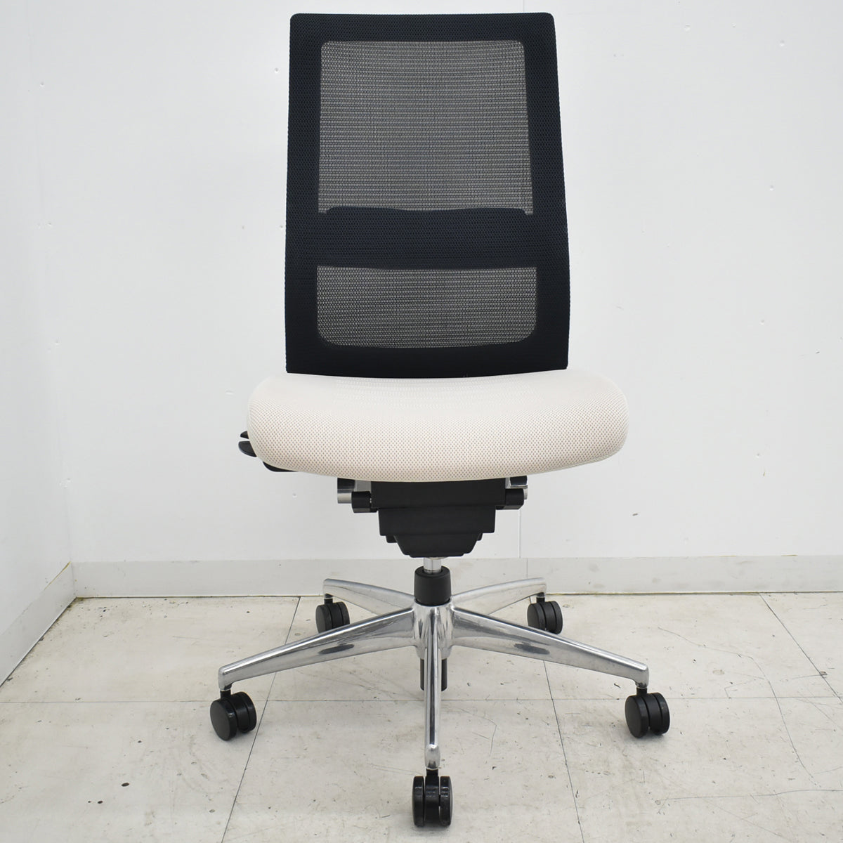 【中古】コクヨ　エアフォート　肘なし　エアランバーサポート　ポリッシュ　アイボリー　2025120303【中古オフィス家具】