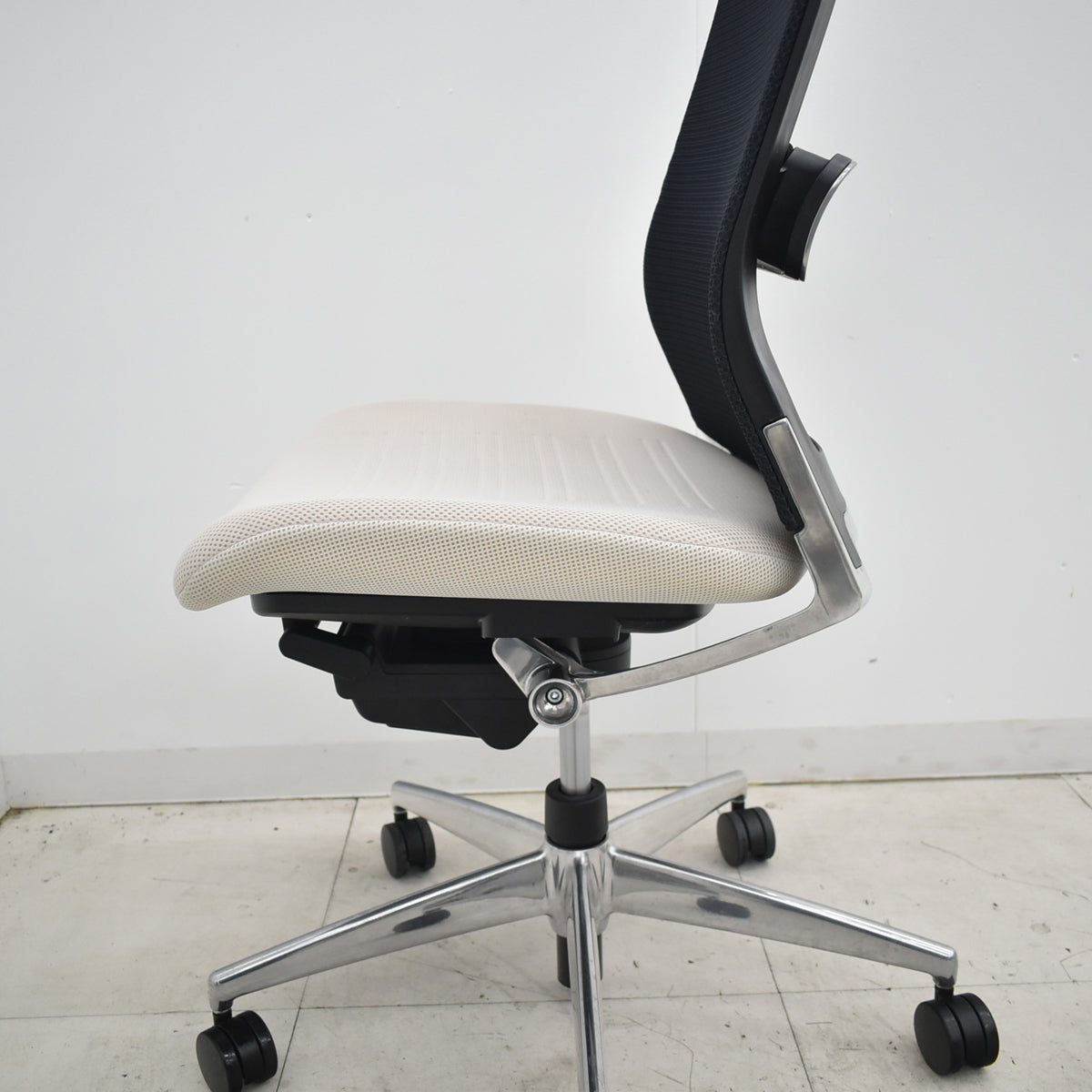 【中古】コクヨ　エアフォート　肘なし　エアランバーサポート　ポリッシュ　アイボリー　2025120303【中古オフィス家具】