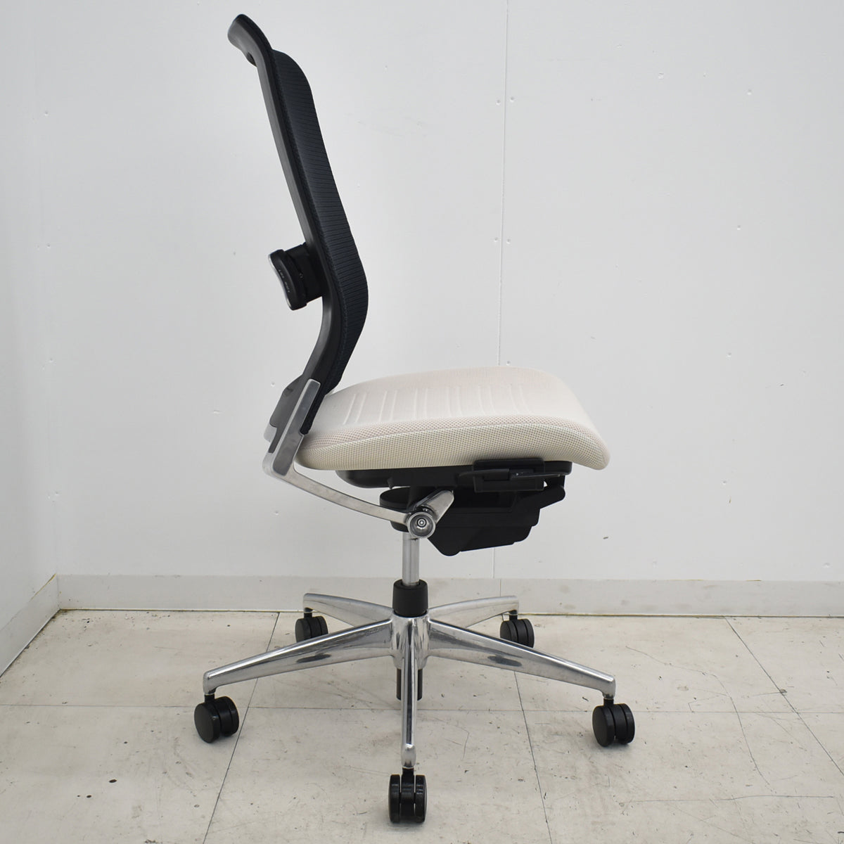 【中古】コクヨ　エアフォート　肘なし　エアランバーサポート　ポリッシュ　アイボリー　2025120303【中古オフィス家具】