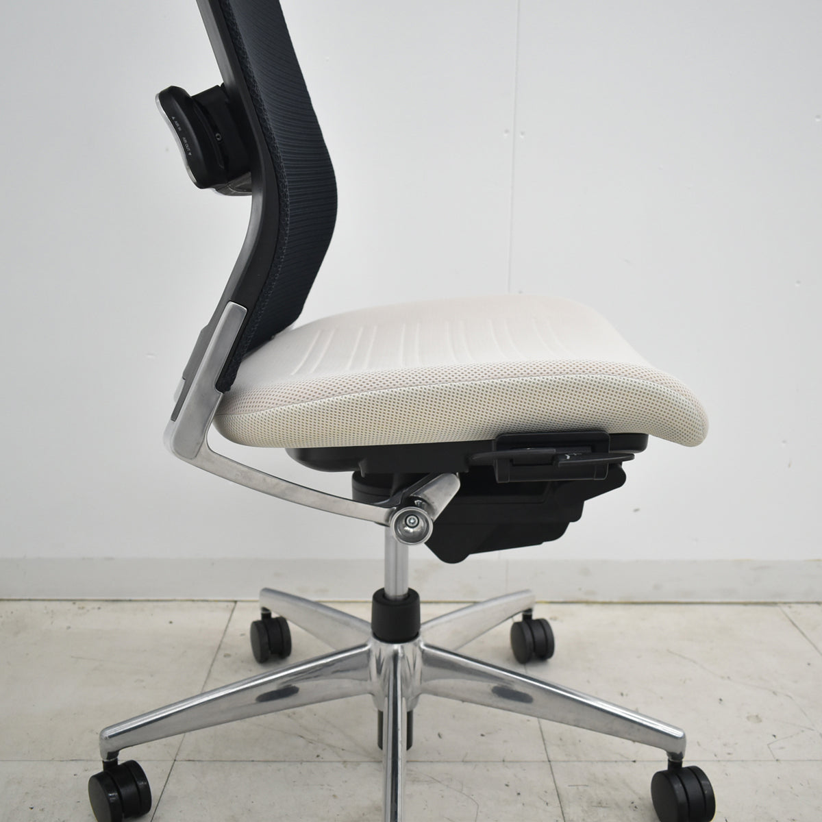 【中古】コクヨ　エアフォート　肘なし　エアランバーサポート　ポリッシュ　アイボリー　2025120303【中古オフィス家具】