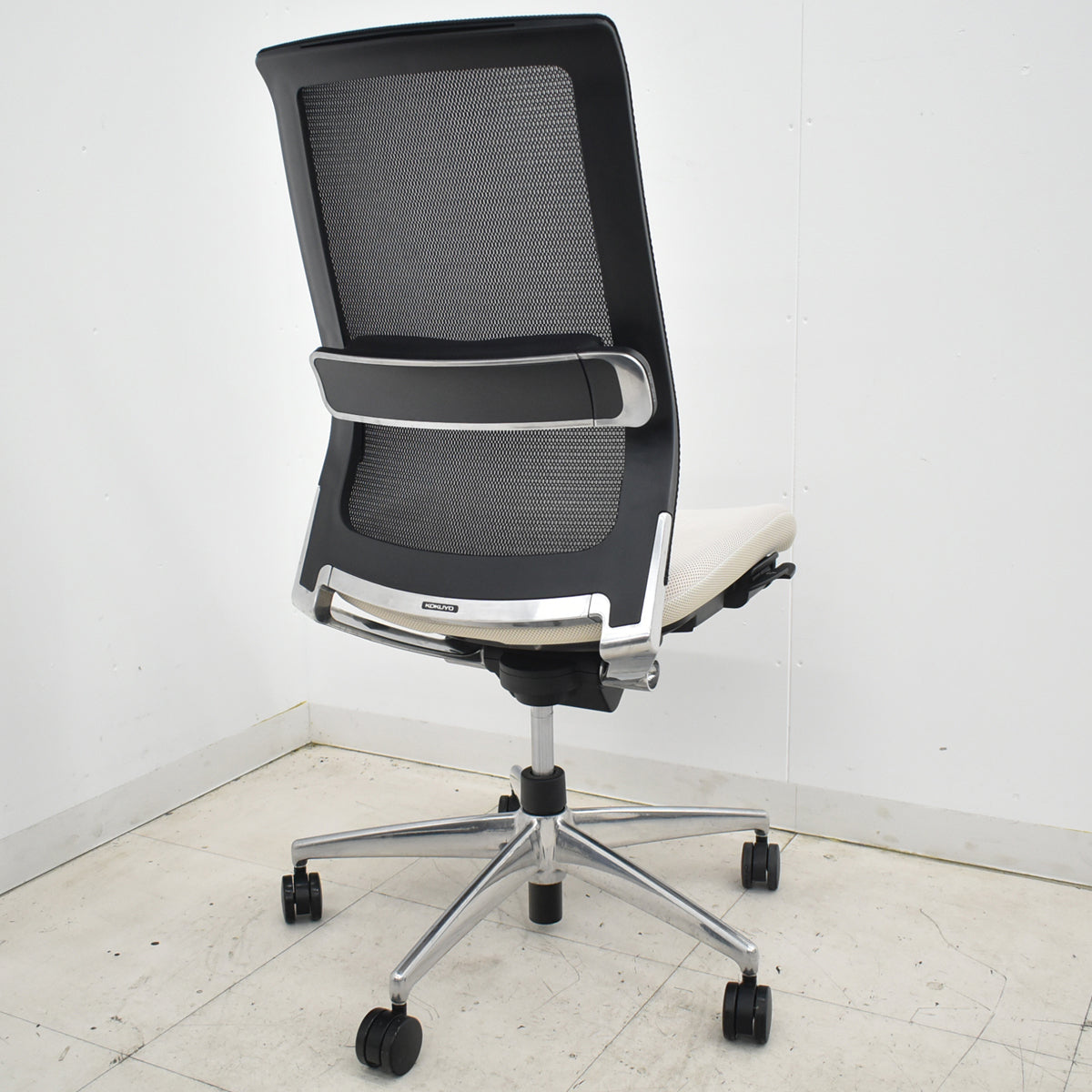 【中古】コクヨ　エアフォート　肘なし　エアランバーサポート　ポリッシュ　アイボリー　2025120303【中古オフィス家具】