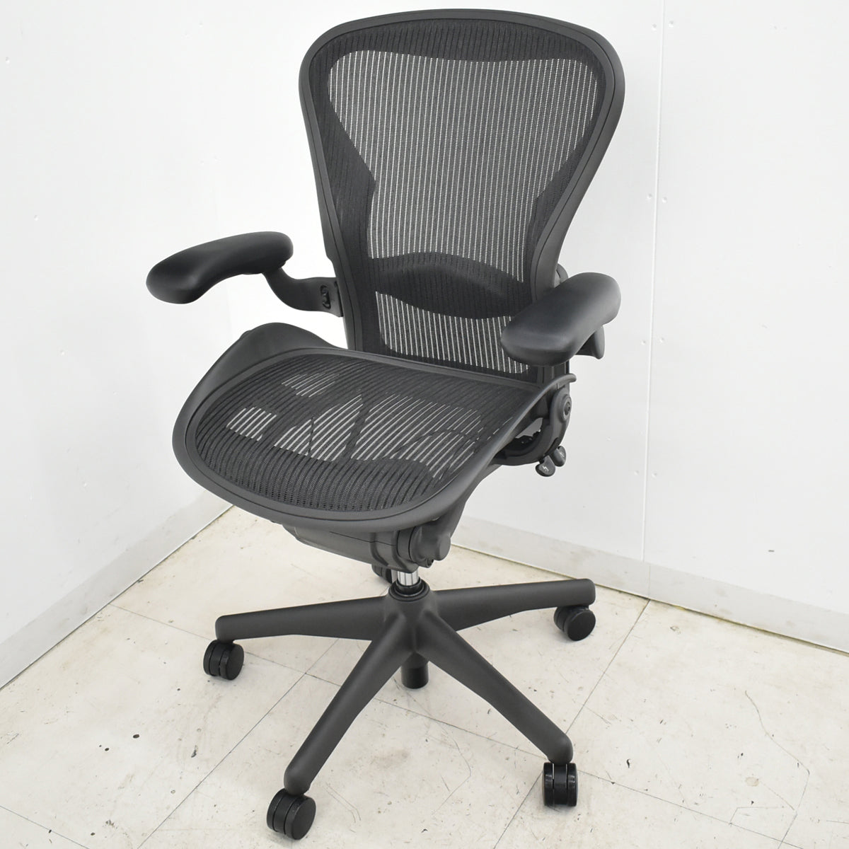 【中古】ハーマンミラー　アーロンチェア　Bサイズ　フル装備　ランバーサポート　ブラック　2025120304【中古オフィス家具】