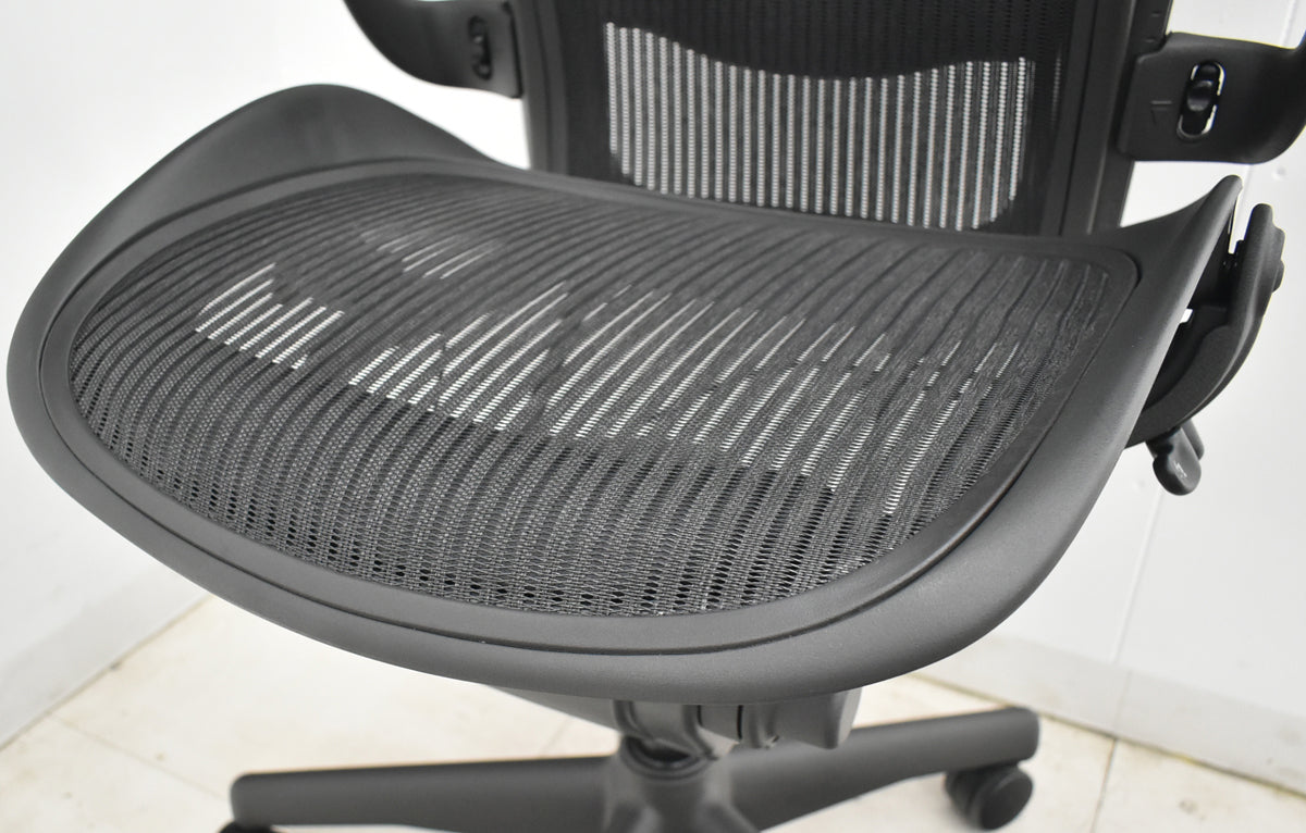 【中古】ハーマンミラー　アーロンチェア　Bサイズ　フル装備　ランバーサポート　ブラック　2025120304【中古オフィス家具】