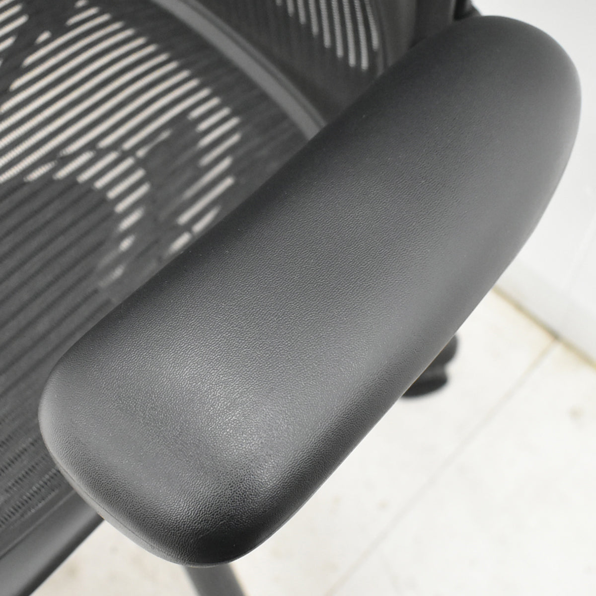 【中古】ハーマンミラー　アーロンチェア　Bサイズ　フル装備　ランバーサポート　ブラック　2025120304【中古オフィス家具】