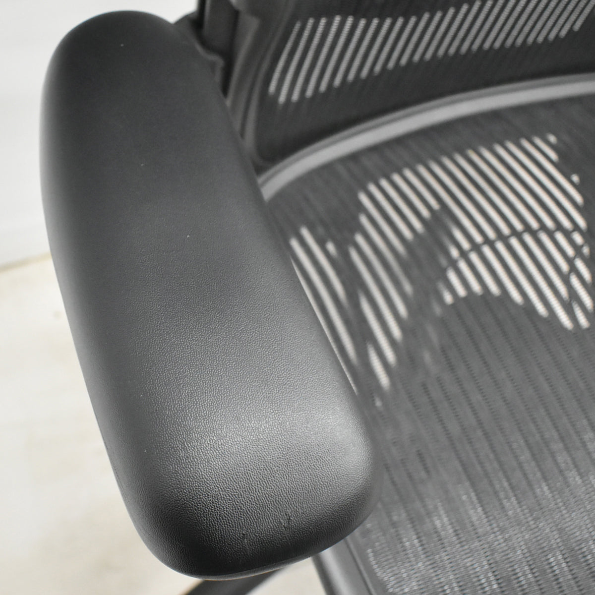 【中古】ハーマンミラー　アーロンチェア　Bサイズ　フル装備　ランバーサポート　ブラック　2025120304【中古オフィス家具】