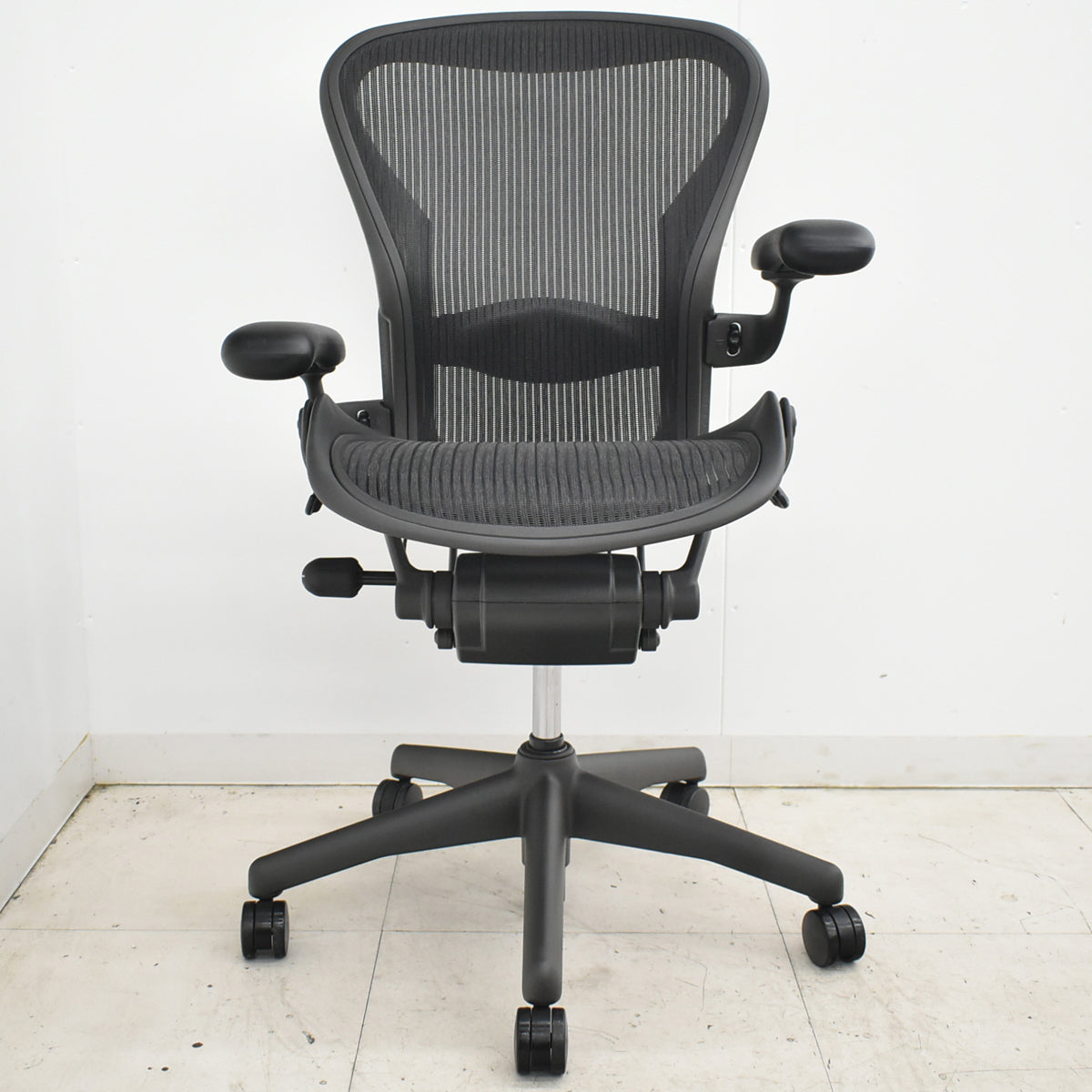 【中古】ハーマンミラー　アーロンチェア　Bサイズ　フル装備　ランバーサポート　ブラック　2025120304【中古オフィス家具】