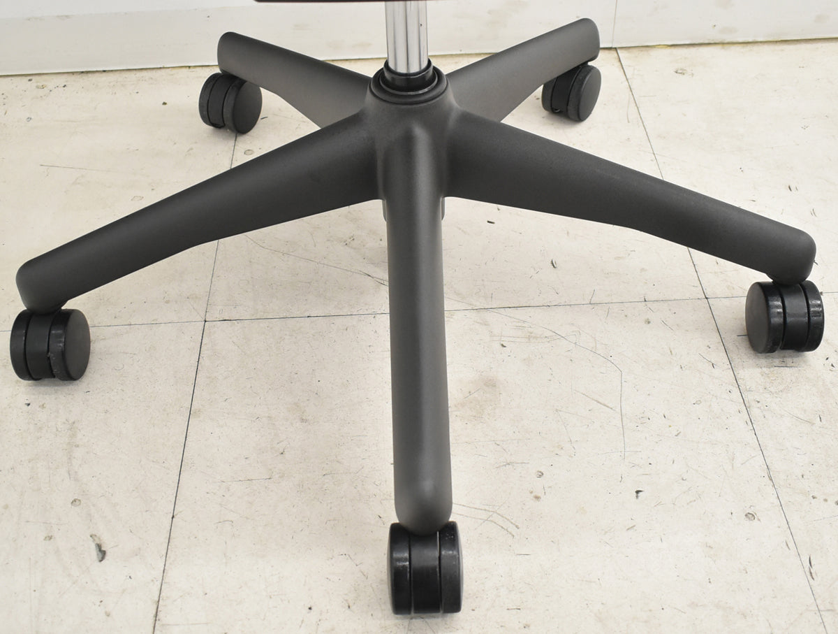 【中古】ハーマンミラー　アーロンチェア　Bサイズ　フル装備　ランバーサポート　ブラック　2025120304【中古オフィス家具】