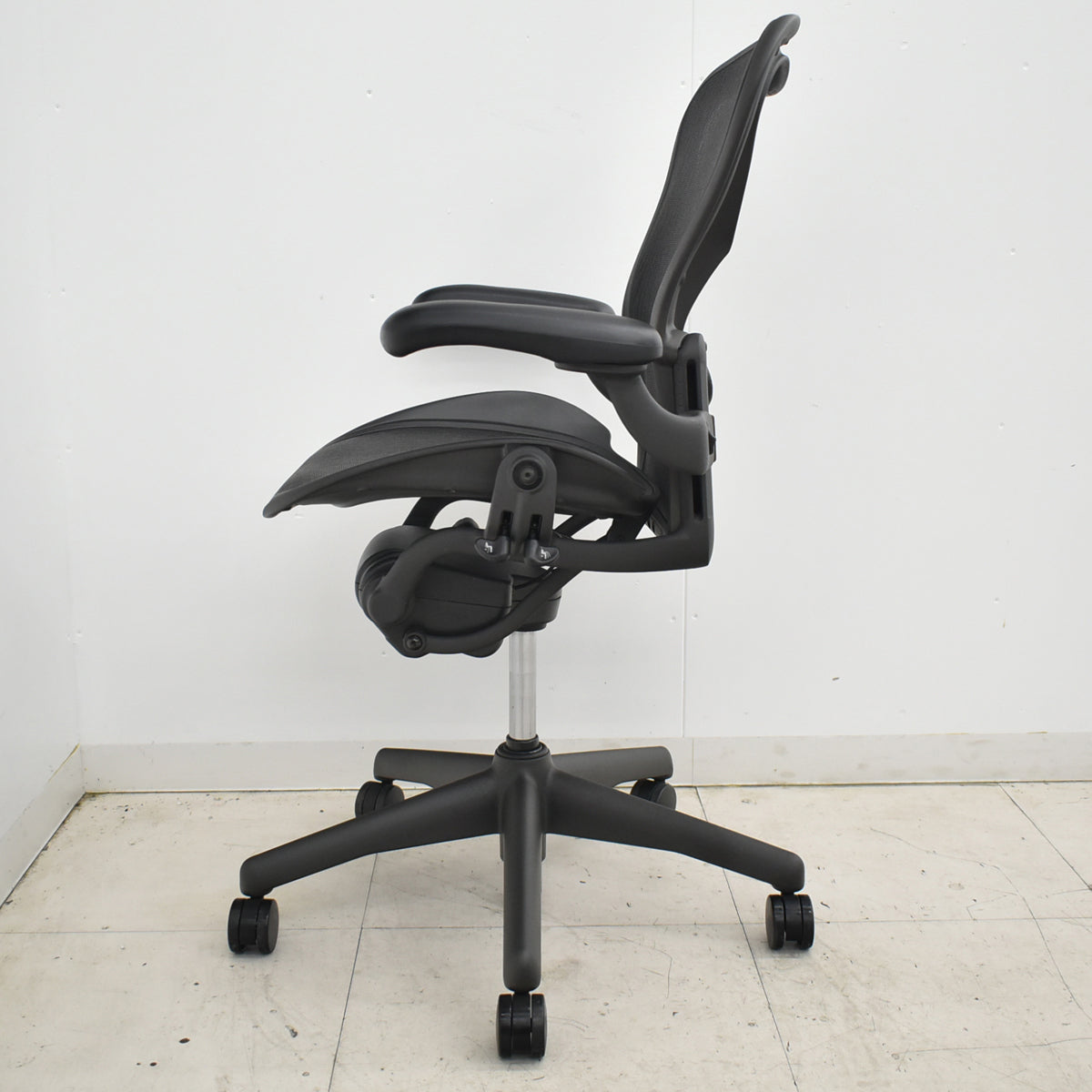 【中古】ハーマンミラー　アーロンチェア　Bサイズ　フル装備　ランバーサポート　ブラック　2025120304【中古オフィス家具】