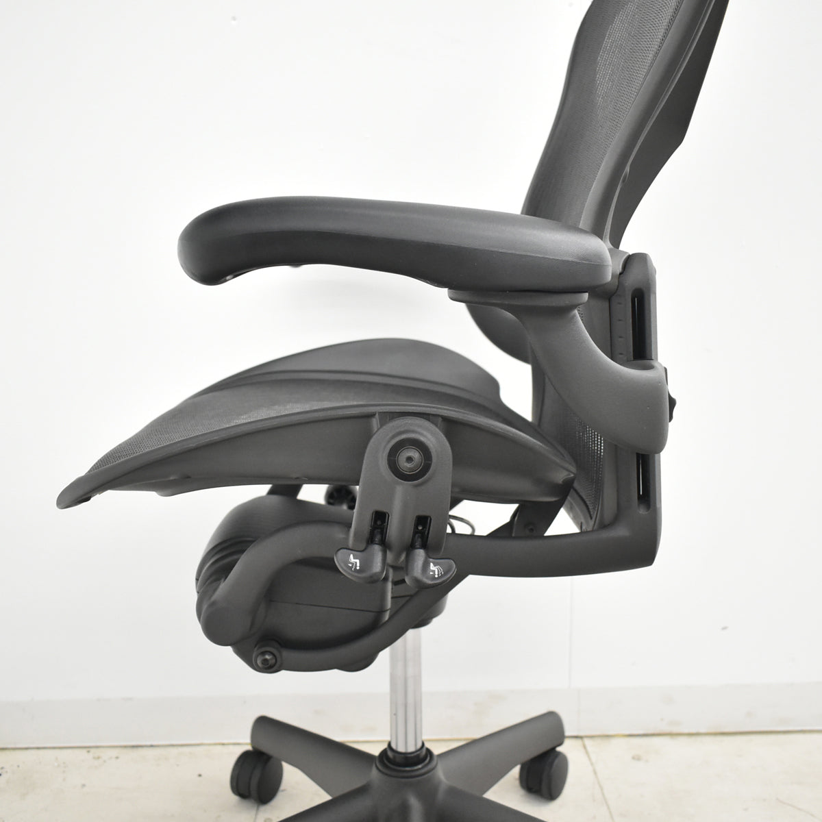 【中古】ハーマンミラー　アーロンチェア　Bサイズ　フル装備　ランバーサポート　ブラック　2025120304【中古オフィス家具】