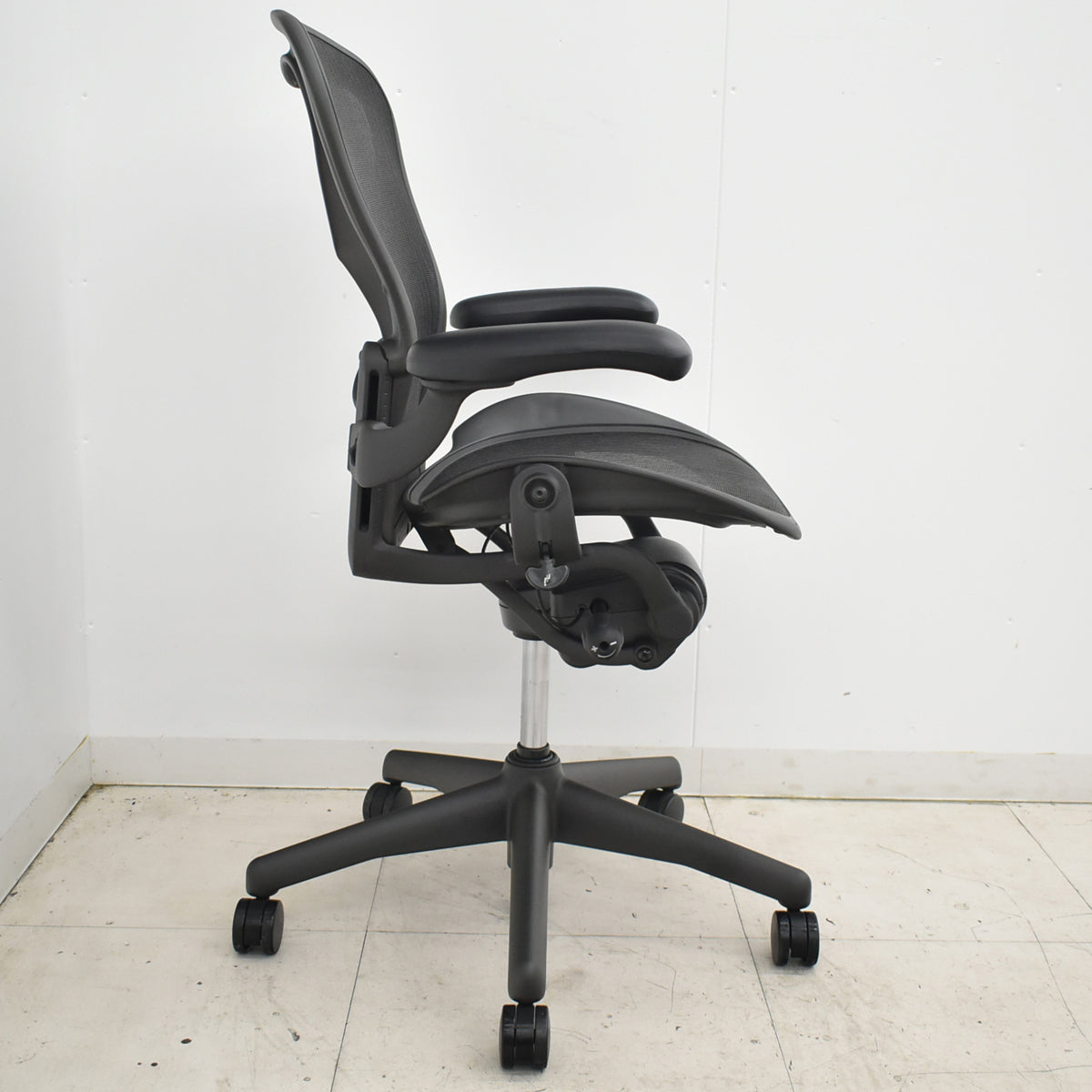 【中古】ハーマンミラー　アーロンチェア　Bサイズ　フル装備　ランバーサポート　ブラック　2025120304【中古オフィス家具】
