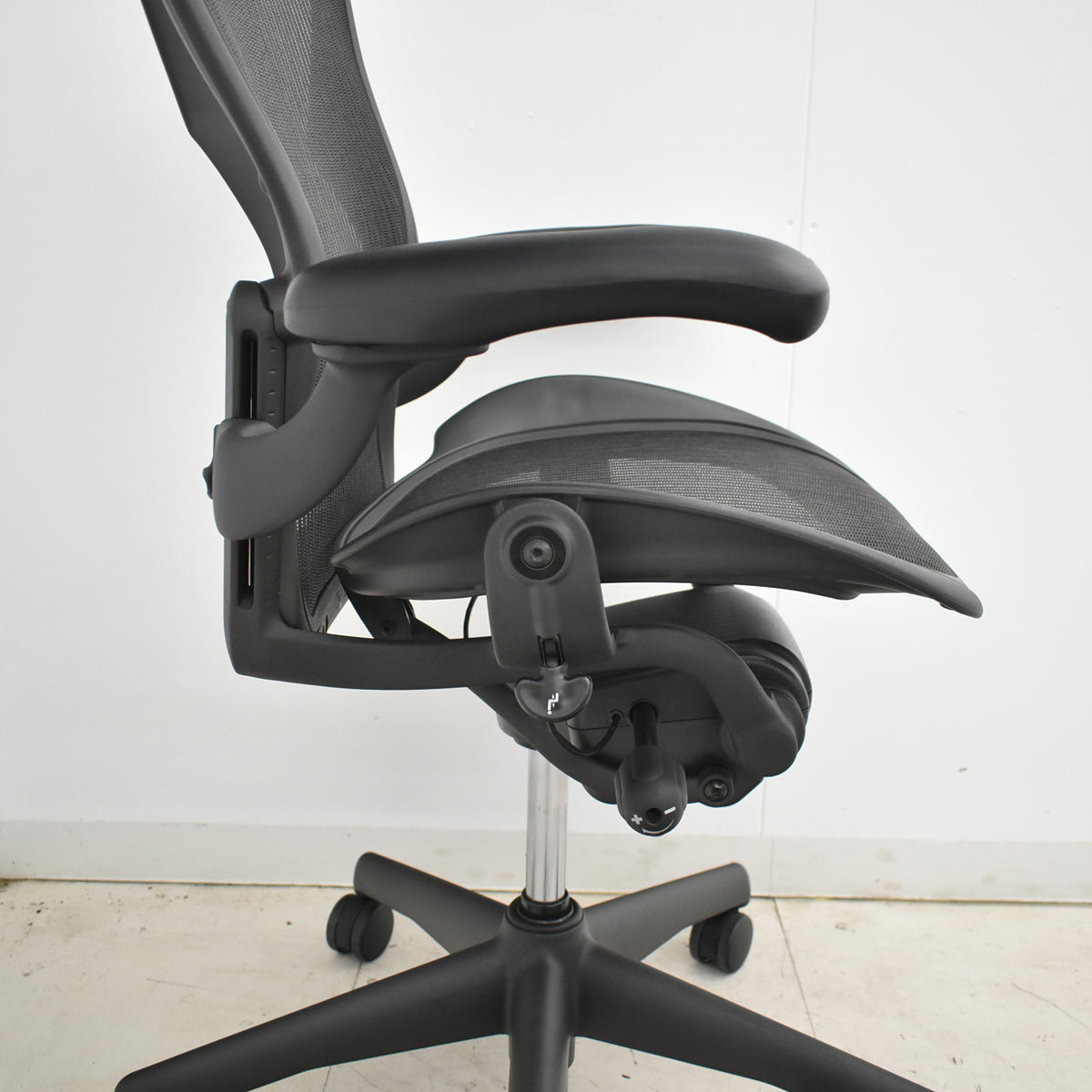 【中古】ハーマンミラー　アーロンチェア　Bサイズ　フル装備　ランバーサポート　ブラック　2025120304【中古オフィス家具】