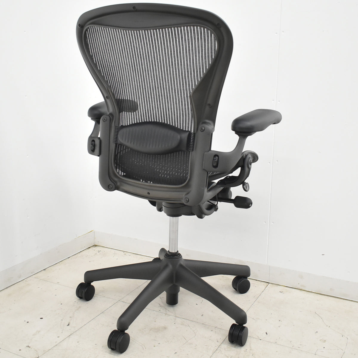【中古】ハーマンミラー　アーロンチェア　Bサイズ　フル装備　ランバーサポート　ブラック　2025120304【中古オフィス家具】