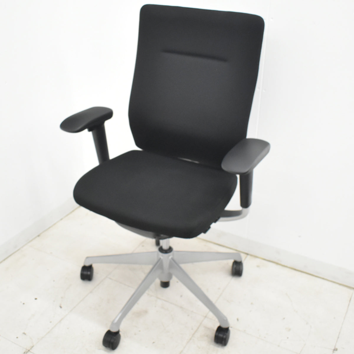【中古】オカムラ　コーラル　ハイバック　可動肘　シルバー脚　ブラック　2025120306【中古オフィス家具】