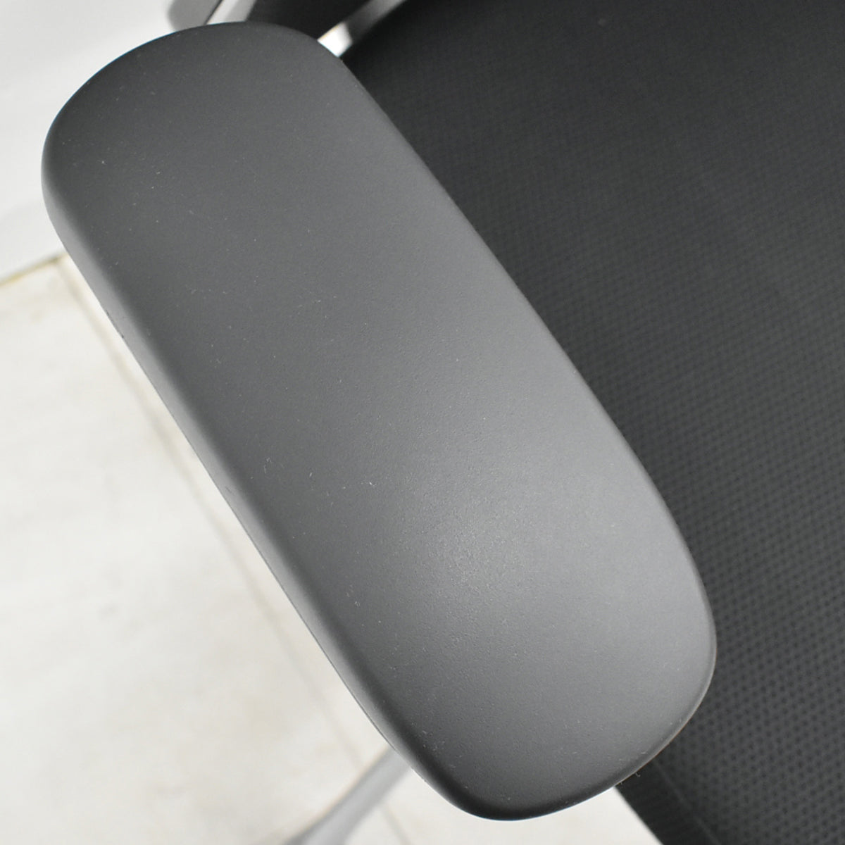 【中古】オカムラ　コーラル　ハイバック　可動肘　シルバー脚　ブラック　2025120306【中古オフィス家具】