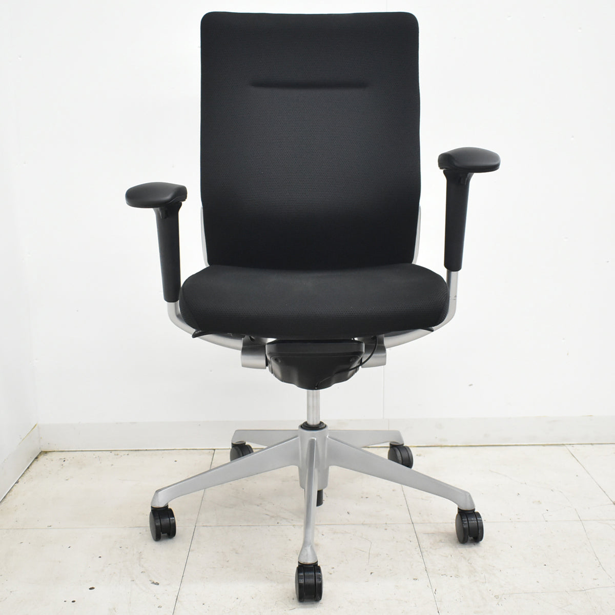 【中古】オカムラ　コーラル　ハイバック　可動肘　シルバー脚　ブラック　2025120306【中古オフィス家具】