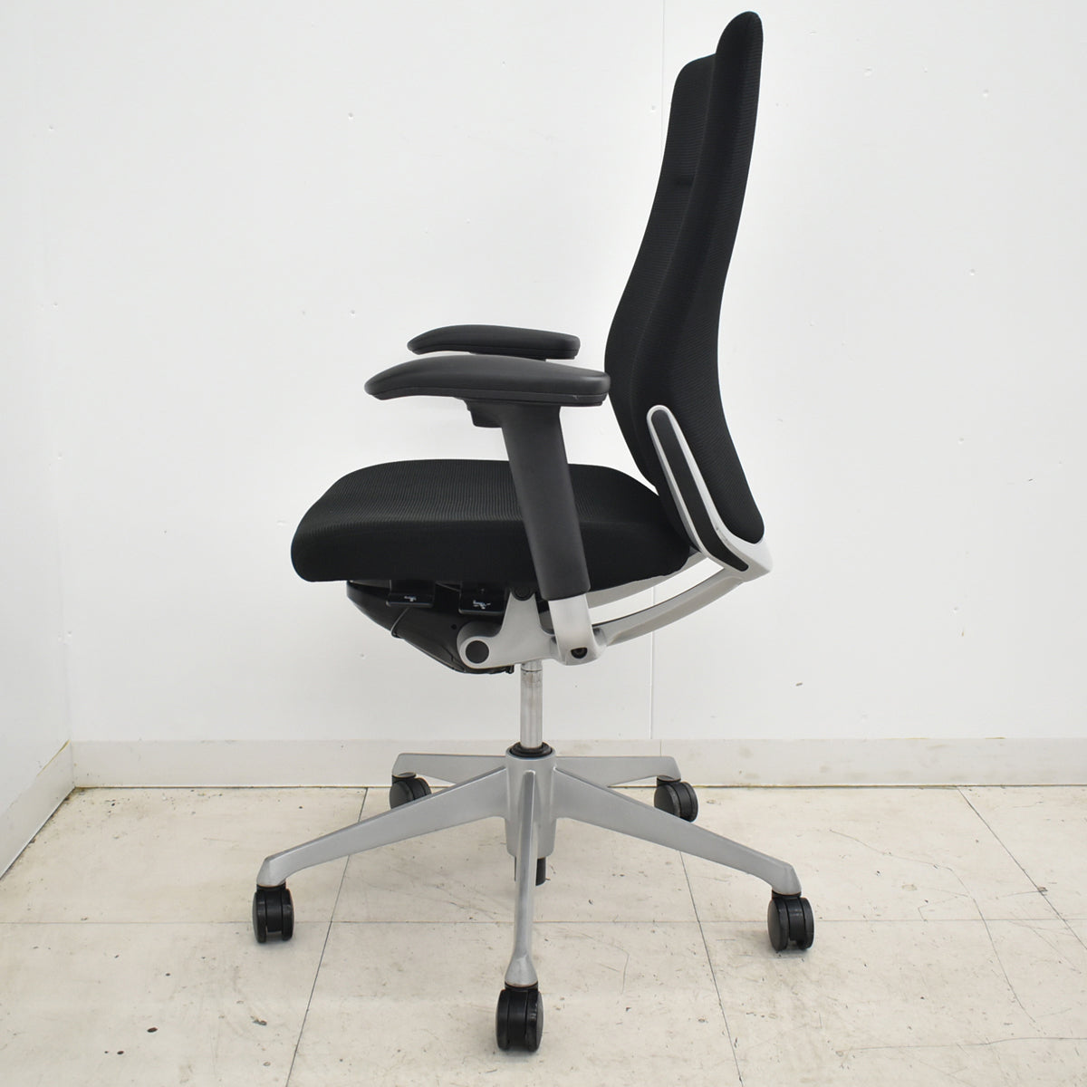 【中古】オカムラ　コーラル　ハイバック　可動肘　シルバー脚　ブラック　2025120306【中古オフィス家具】
