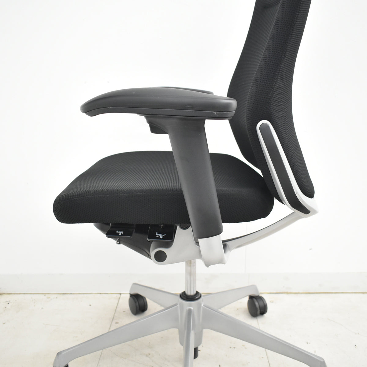 【中古】オカムラ　コーラル　ハイバック　可動肘　シルバー脚　ブラック　2025120306【中古オフィス家具】