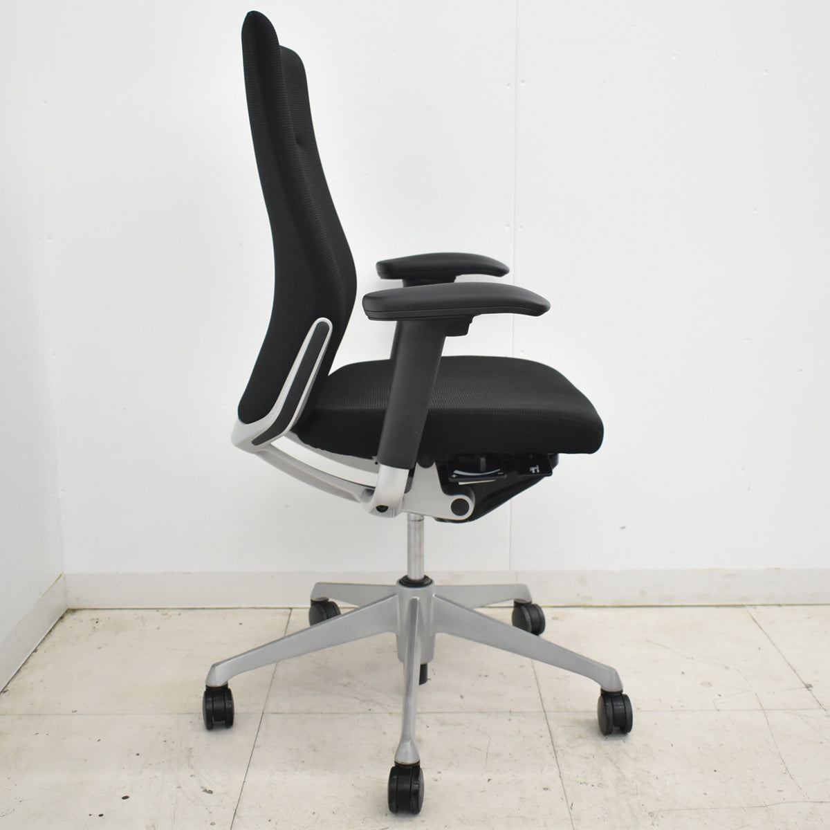 【中古】オカムラ　コーラル　ハイバック　可動肘　シルバー脚　ブラック　2025120306【中古オフィス家具】