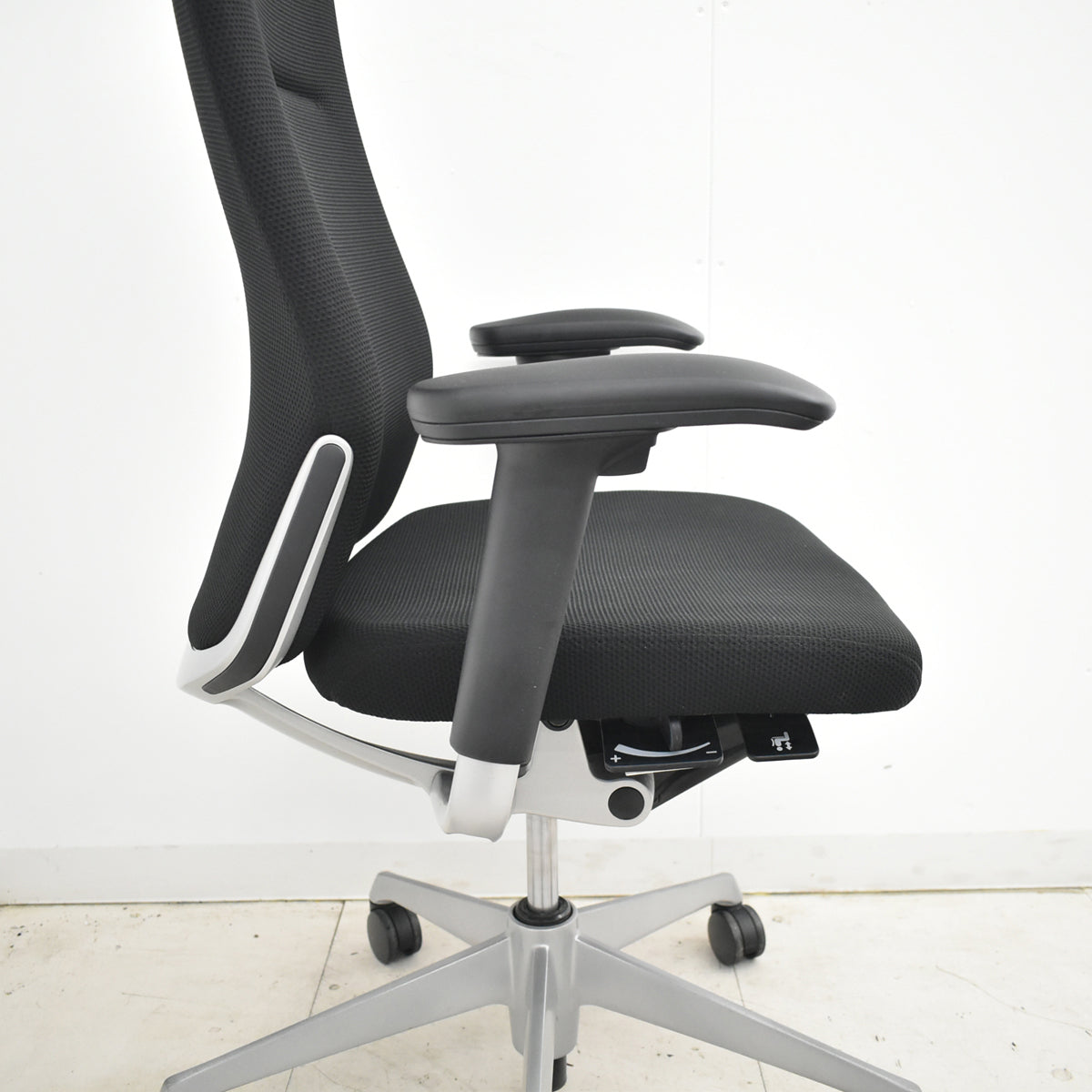 【中古】オカムラ　コーラル　ハイバック　可動肘　シルバー脚　ブラック　2025120306【中古オフィス家具】