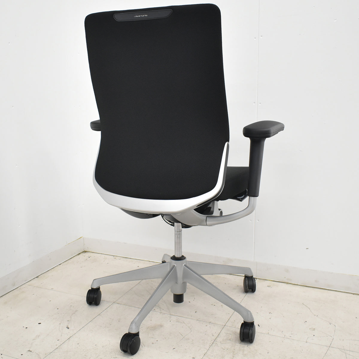 【中古】オカムラ　コーラル　ハイバック　可動肘　シルバー脚　ブラック　2025120306【中古オフィス家具】