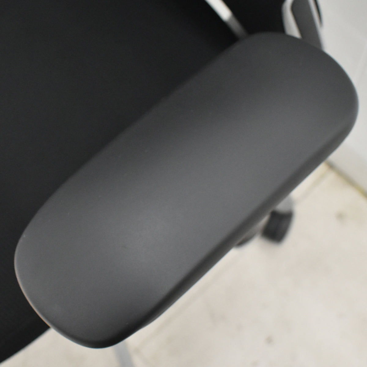 【中古】オカムラ　コーラル　ハイバック　可動肘　シルバー脚　ブラック　2025120306【中古オフィス家具】