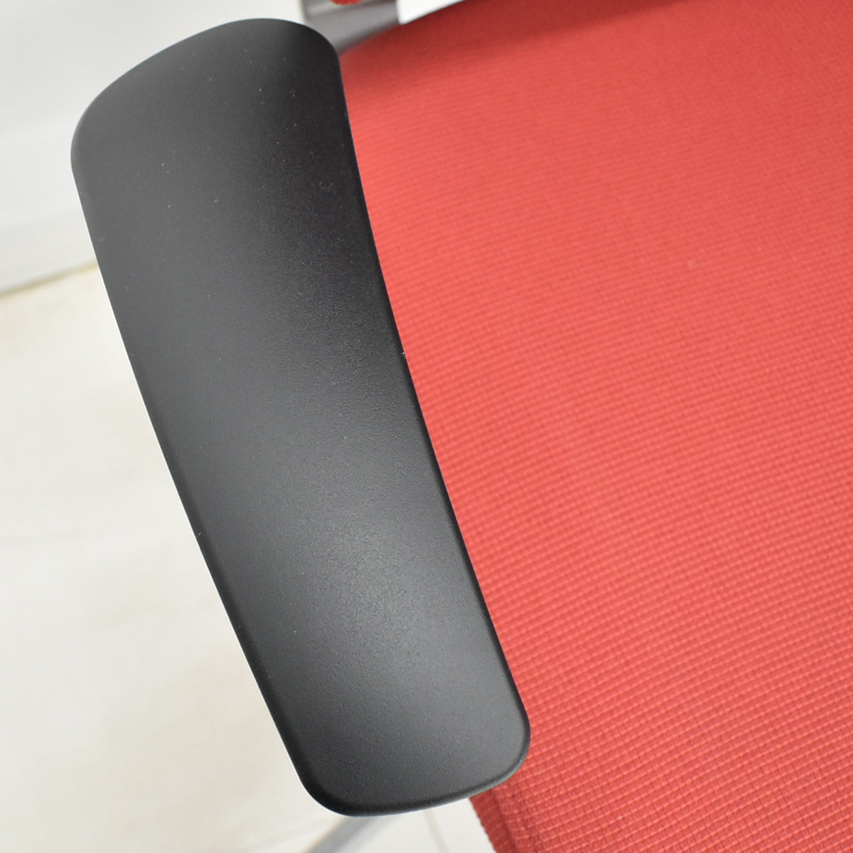 【中古】オカムラ　バロン　エクストラハイバック　ヘッドレスト　固定肘（肘パッド新品）レッド　2025120401【中古オフィス家具】