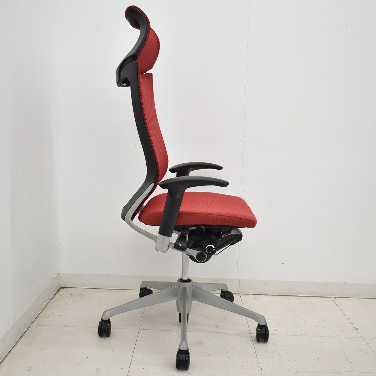 【中古】オカムラ　バロン　エクストラハイバック　ヘッドレスト　固定肘（肘パッド新品）レッド　2025120401【中古オフィス家具】