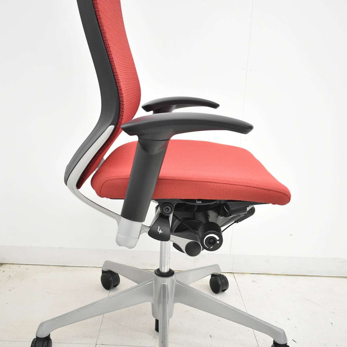 【中古】オカムラ　バロン　エクストラハイバック　ヘッドレスト　固定肘（肘パッド新品）レッド　2025120401【中古オフィス家具】