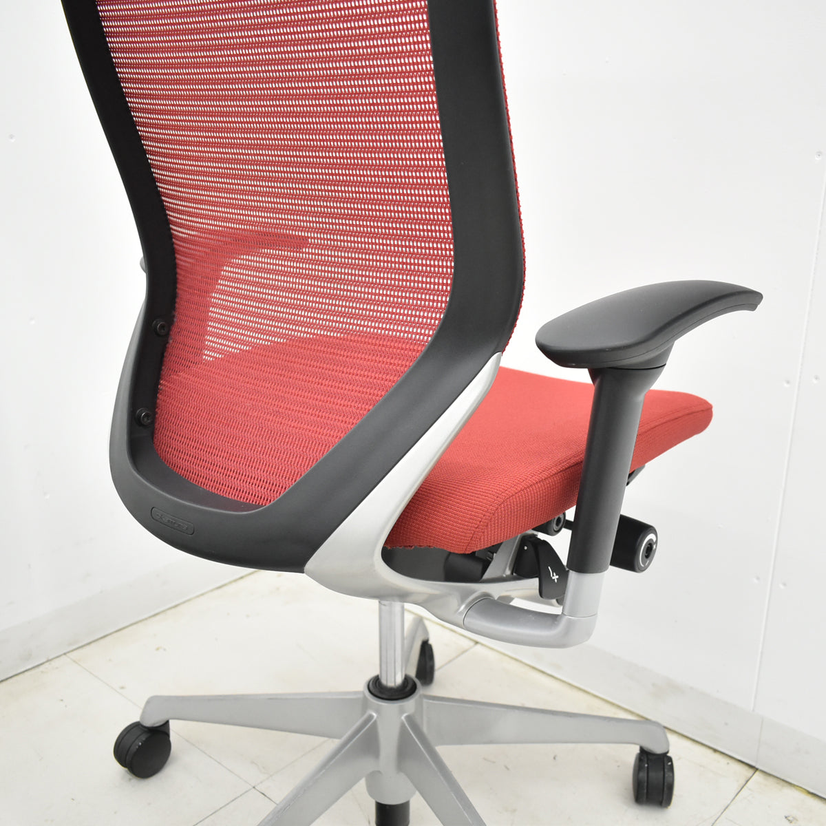 【中古】オカムラ　バロン　エクストラハイバック　ヘッドレスト　固定肘（肘パッド新品）レッド　2025120401【中古オフィス家具】