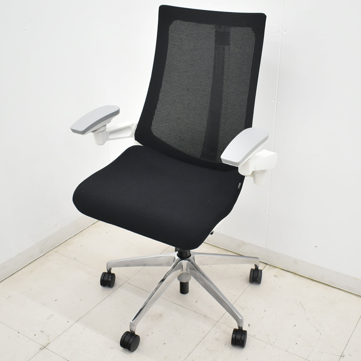 【中古】イトーキ　アクトチェア　４Ｄリンクアーム　ホワイトフレーム　ポリッシュ　2020年製　ブラック　　2025120402【中古オフィス家具】