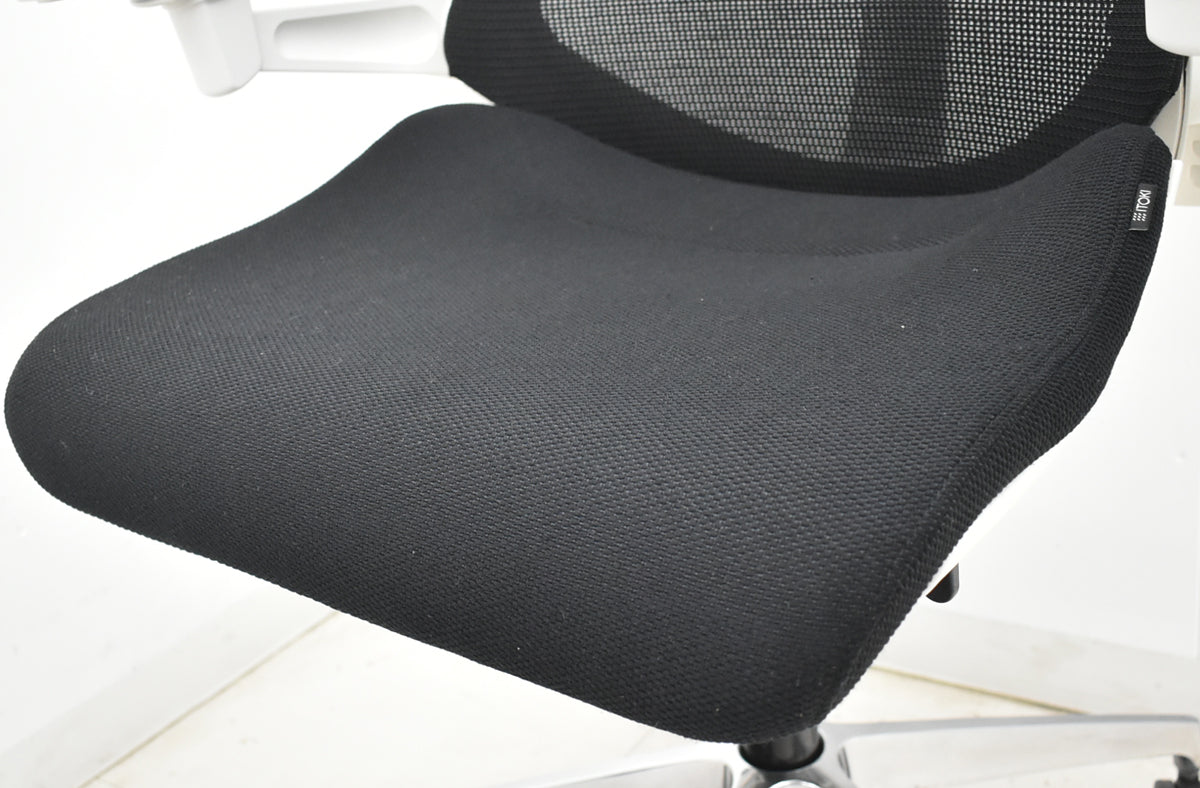 【中古】イトーキ　アクトチェア　４Ｄリンクアーム　ホワイトフレーム　ポリッシュ　2020年製　ブラック　　2025120402【中古オフィス家具】