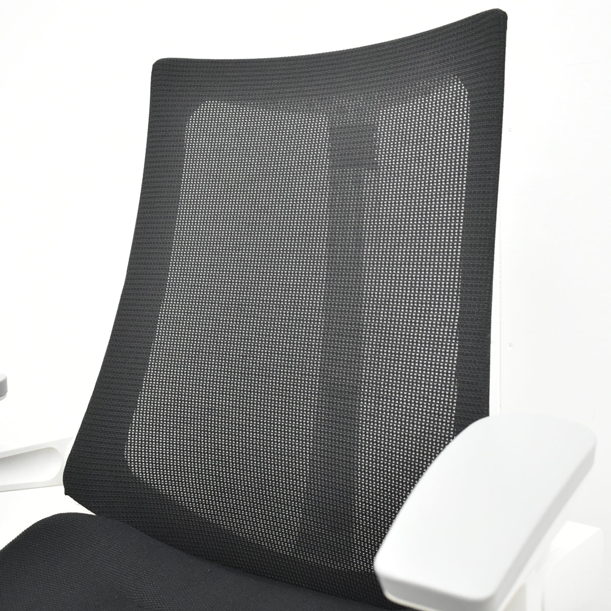 【中古】イトーキ　アクトチェア　４Ｄリンクアーム　ホワイトフレーム　ポリッシュ　2020年製　ブラック　　2025120402【中古オフィス家具】