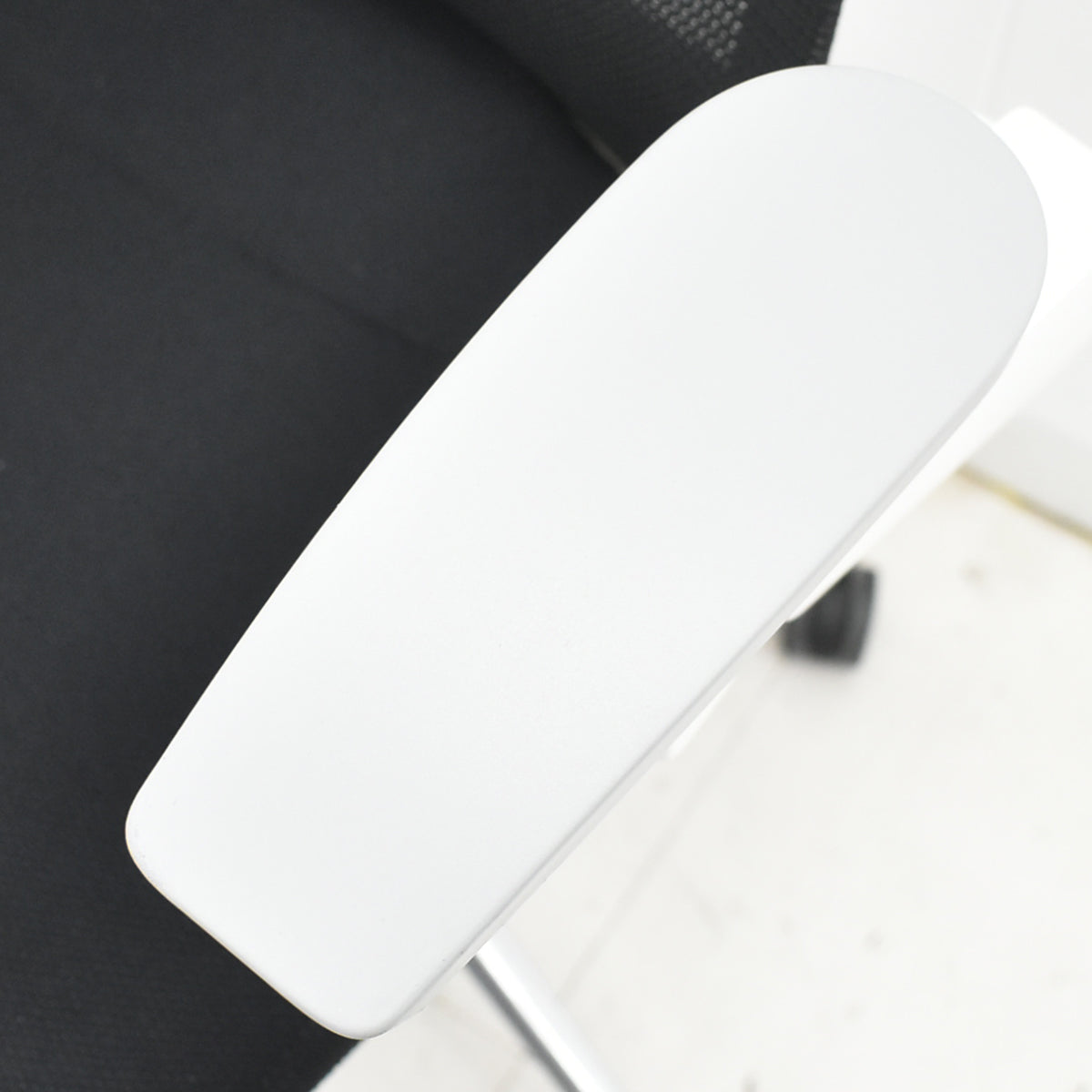 【中古】イトーキ　アクトチェア　４Ｄリンクアーム　ホワイトフレーム　ポリッシュ　2020年製　ブラック　　2025120402【中古オフィス家具】