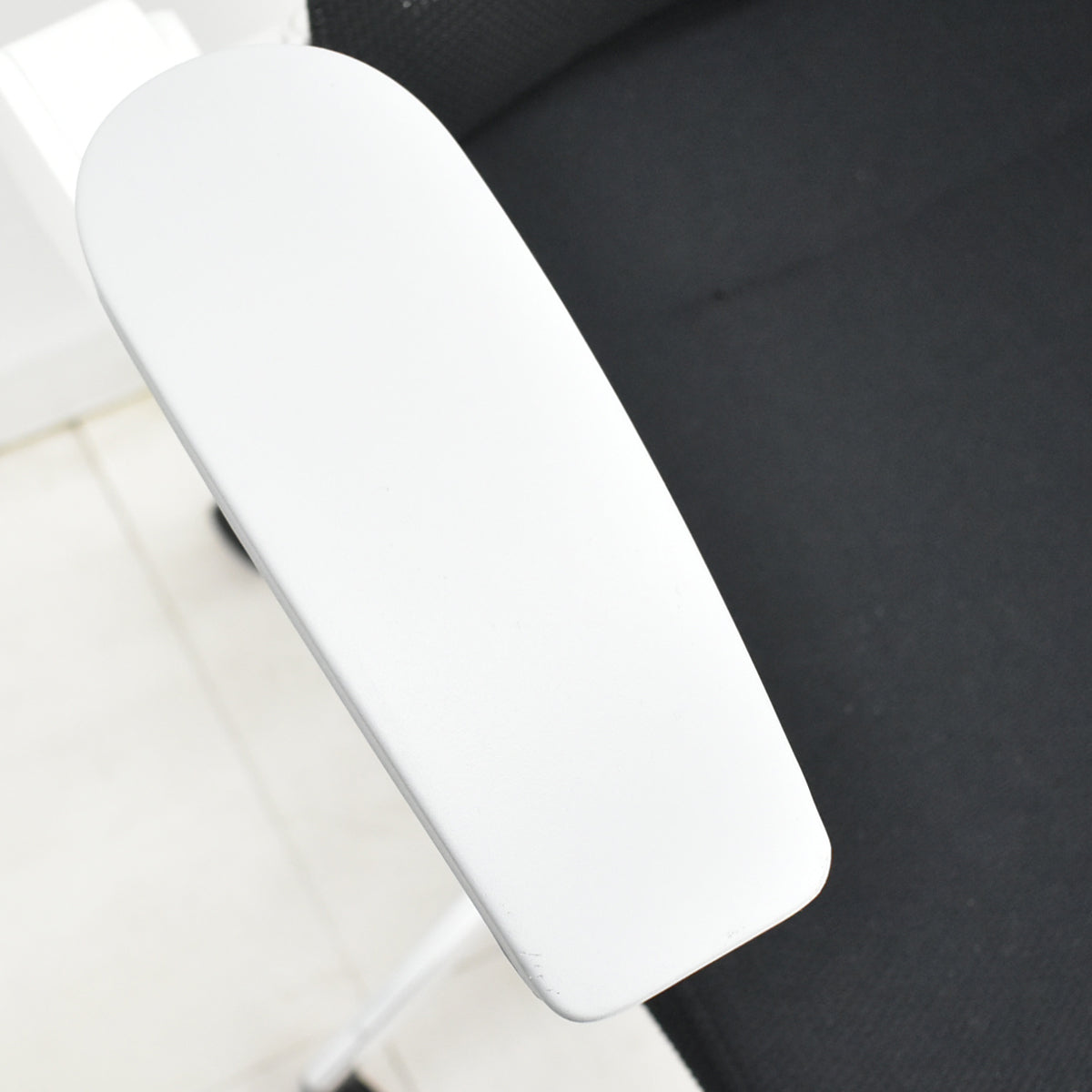 【中古】イトーキ　アクトチェア　４Ｄリンクアーム　ホワイトフレーム　ポリッシュ　2020年製　ブラック　　2025120402【中古オフィス家具】