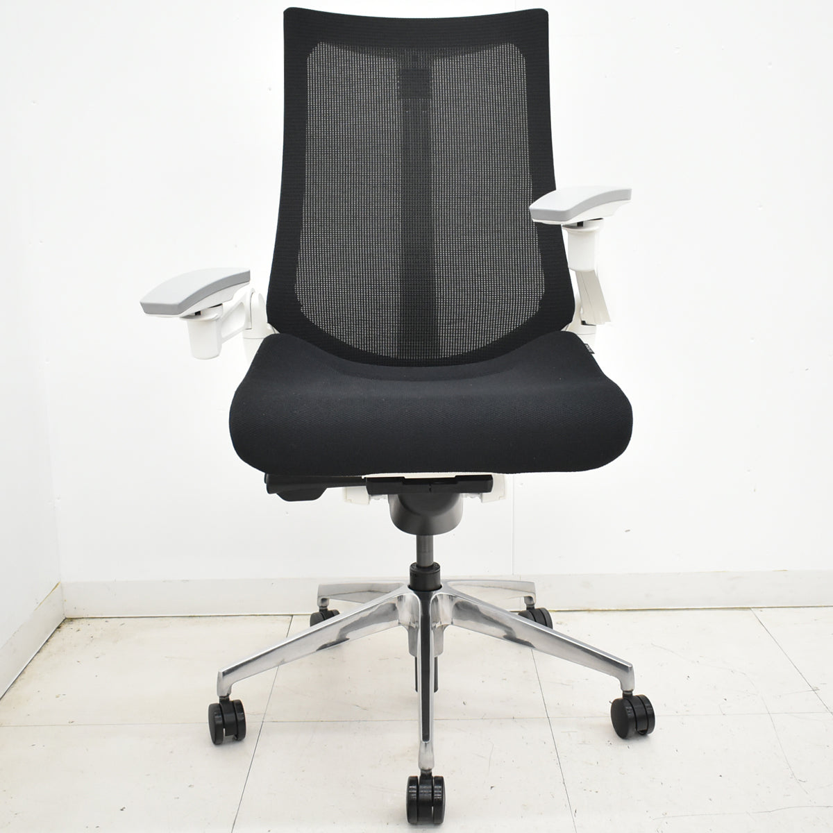 【中古】イトーキ　アクトチェア　４Ｄリンクアーム　ホワイトフレーム　ポリッシュ　2020年製　ブラック　　2025120402【中古オフィス家具】