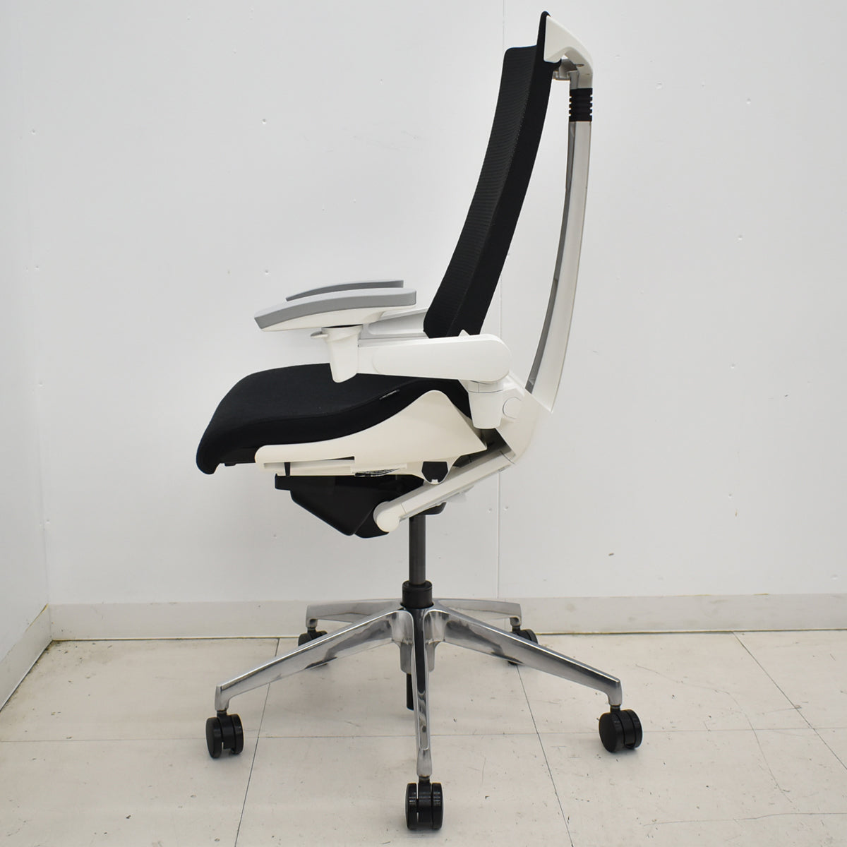 【中古】イトーキ　アクトチェア　４Ｄリンクアーム　ホワイトフレーム　ポリッシュ　2020年製　ブラック　　2025120402【中古オフィス家具】